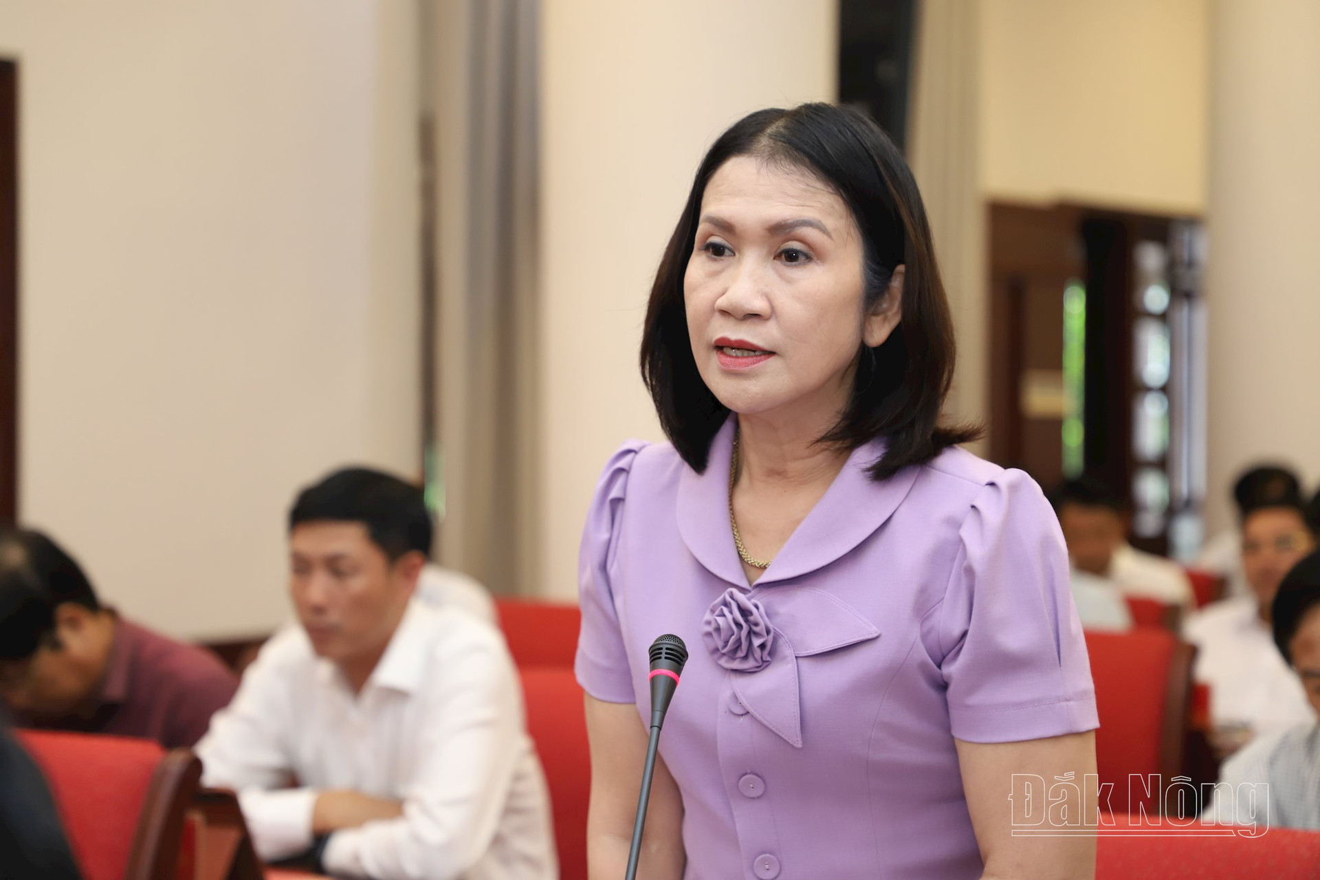 Đồng chí Tôn Thị Ngọc Hạnh, TUV, Phó Chủ tịch UBND tỉnh Đắk Nông giải trình về các vấn đề liên quan đến công tác giáo dục