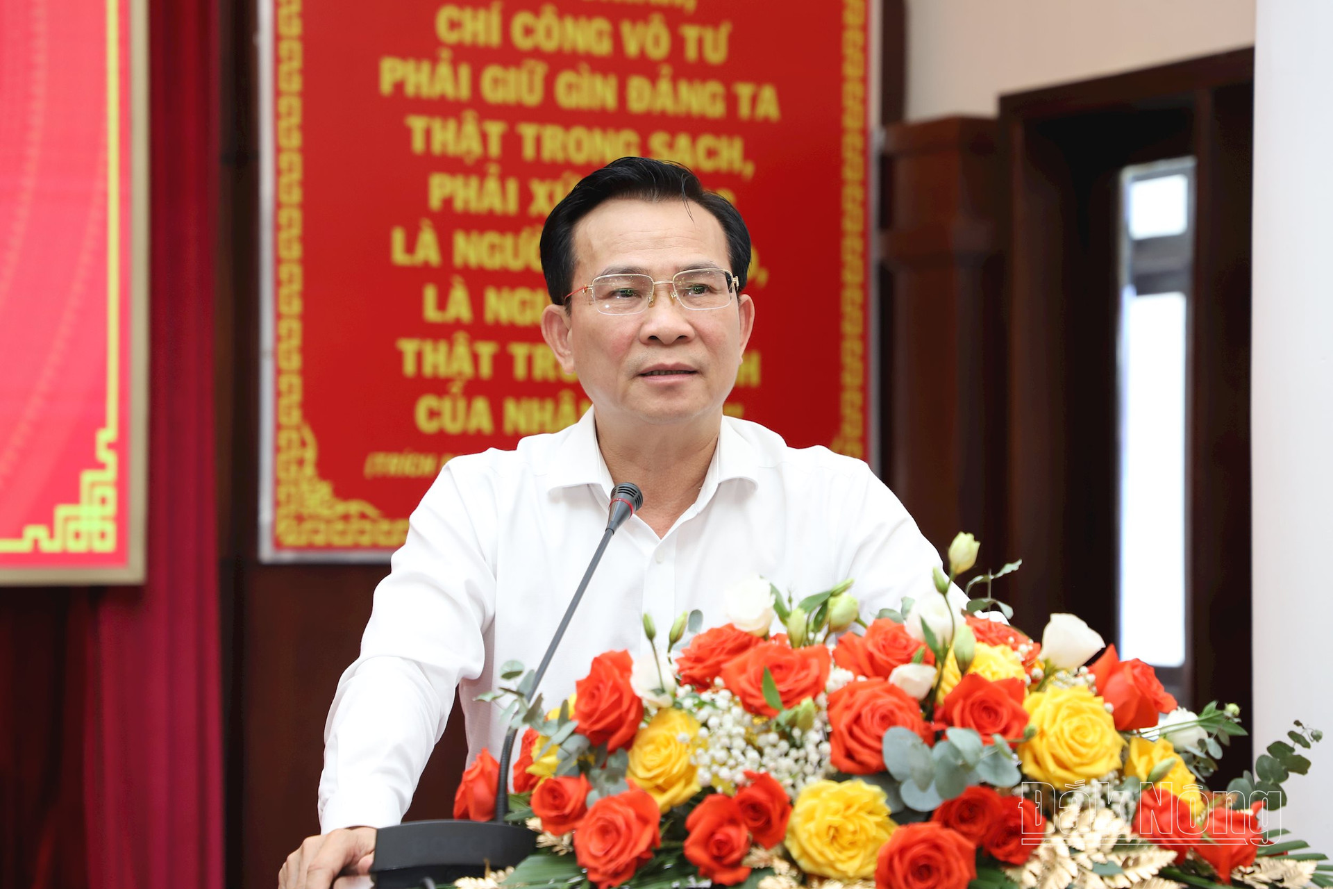 Đồng chí Hồ Văn Mười, Phó Bí thư Tỉnh ủy, Chủ tịch UBND tỉnh Đắk Nông giải trình, làm rõ một số nội dung kinh tế - xã hội mà các đại biểu ý kiến