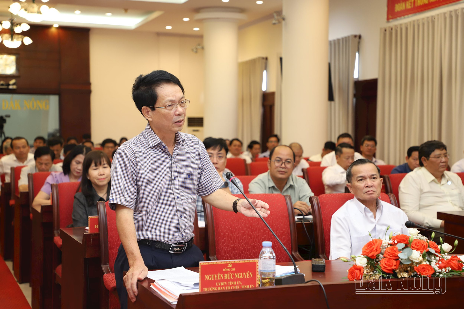 Đồng chí Nguyễn Đức Nguyên, UVBTV, Trưởng Ban Tổ chức Tỉnh ủy trả lời, giải trình các vấn đề liên quan đến công tác xây dựng Đảng