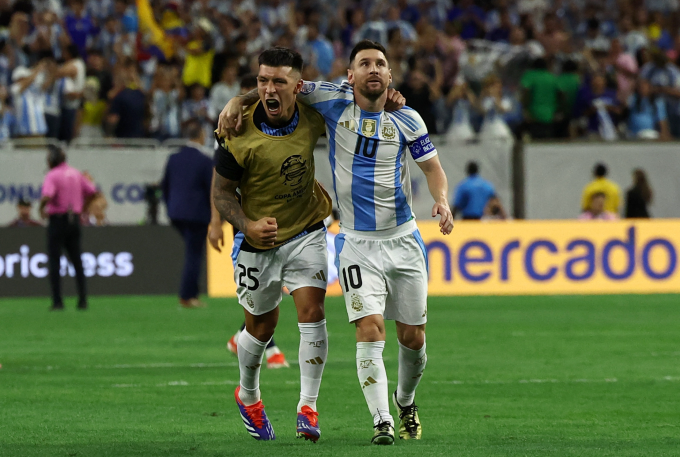 Lisandro Martinez chia vui với Messi sau khi Argentina thắng loạt luân lưu. Ảnh: Reuters