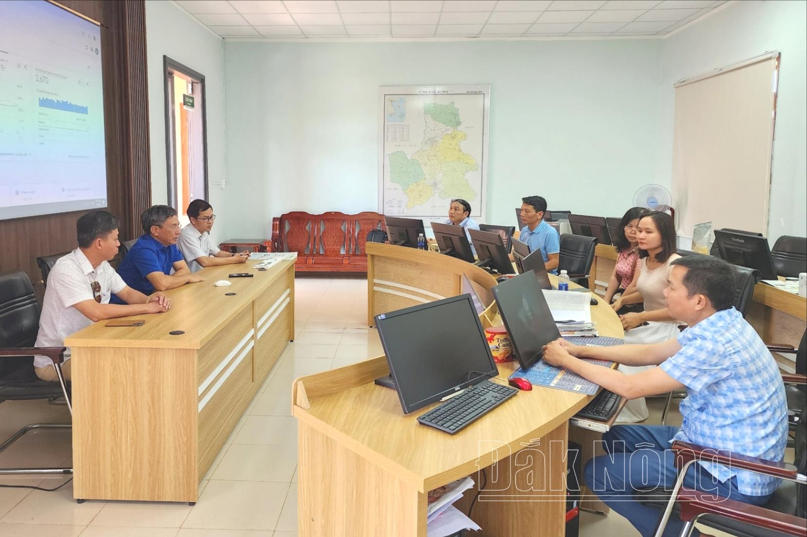 Lãnh đạo Báo Đắk Nông giới thiệu, trao đổi kinh nghiệm mô hình tòa soạn hội tụ với Báo Tây Ninh.