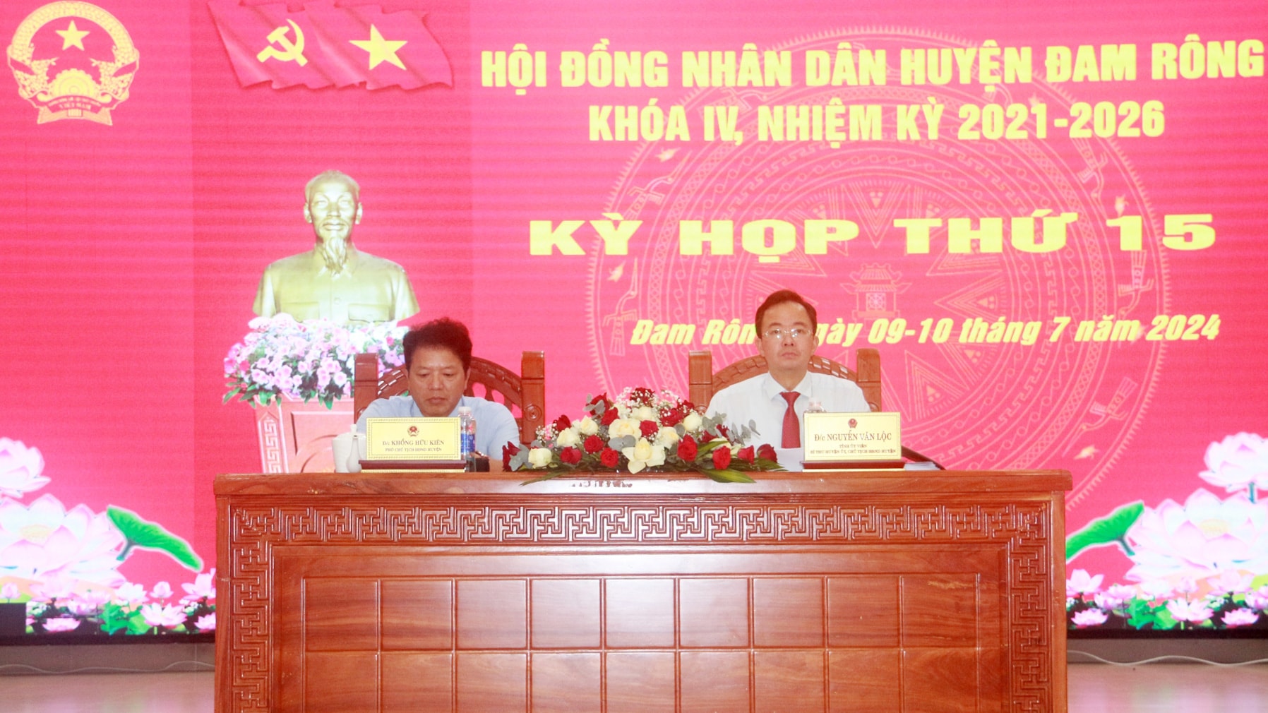 Các đồng chí Nguyễn Văn Lộc - Bí thư Huyện ủy, Chủ tịch HĐND huyện và Khổng Hữu Kiên - Phó Chủ tịch HĐND huyện chủ tọa Kỳ họp