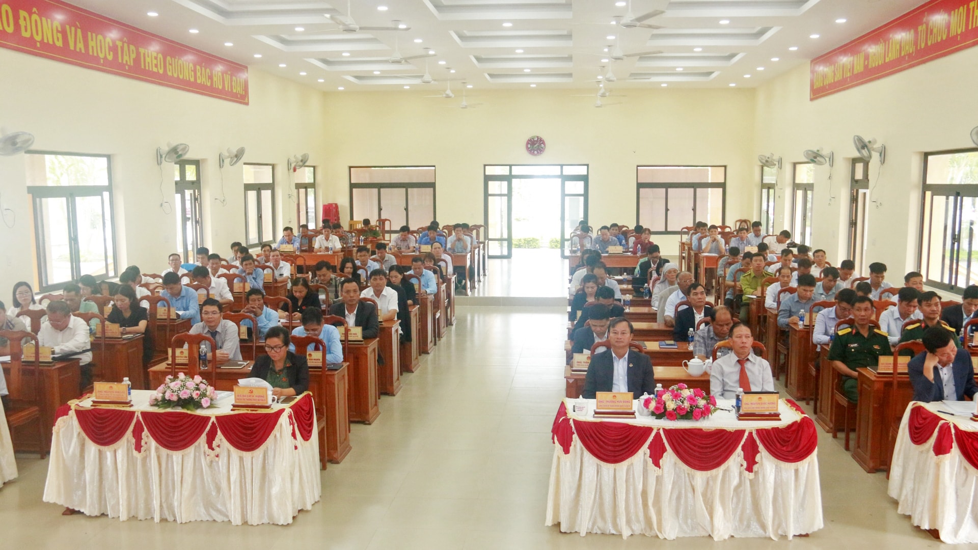 Các đại biểu tham dự Kỳ họp