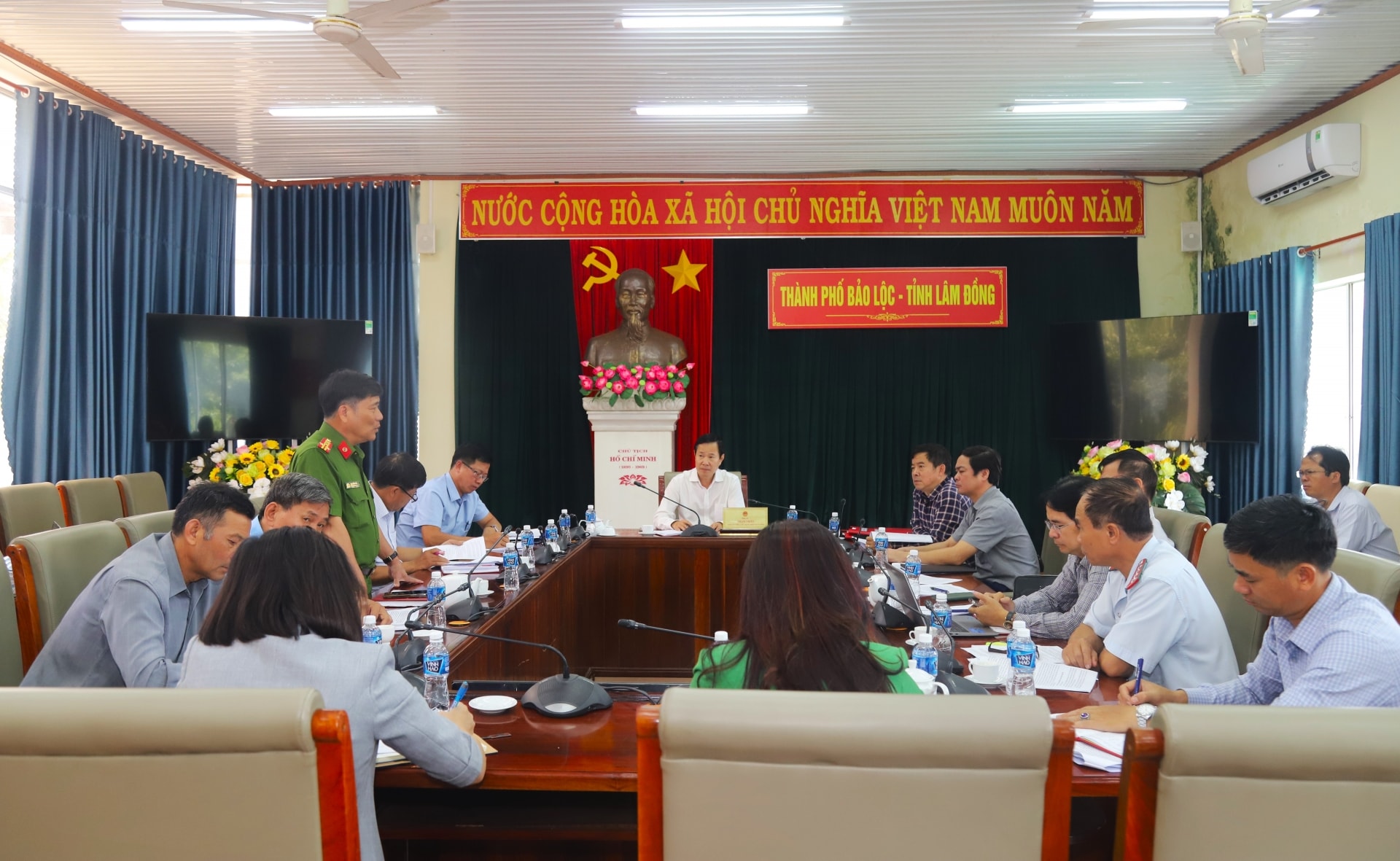 Quang cảnh buổi làm việc
