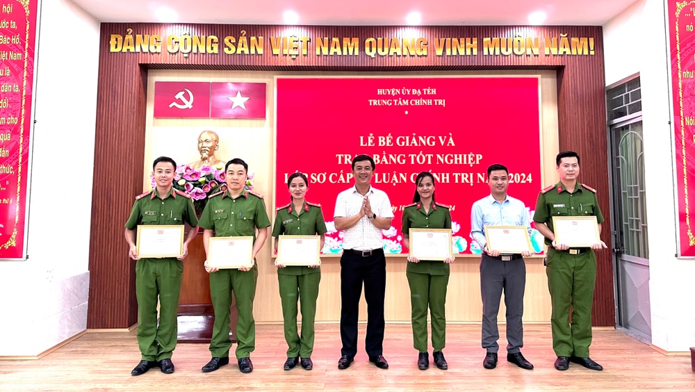 Đồng chí Phan Đức Thái - Phó Bí thư Thường trực Huyện uỷ Đạ Tẻh trao khen thưởng cho các học viên