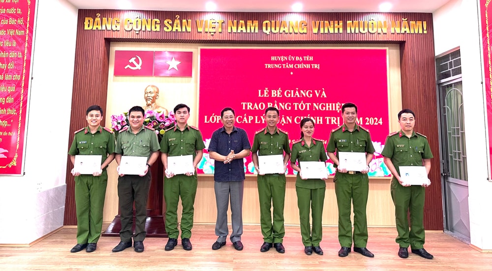 Trao bằng tốt nghiệp cho các học viên