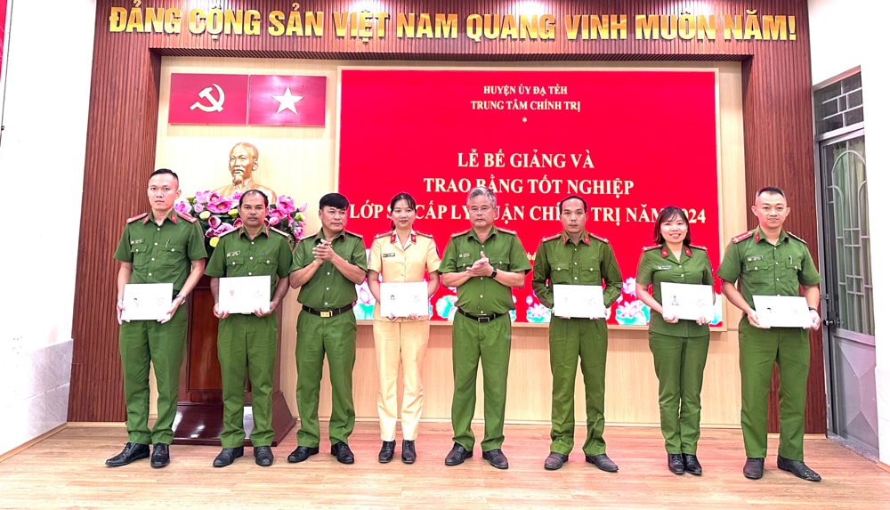 Trao bằng tốt nghiệp cho các học viên