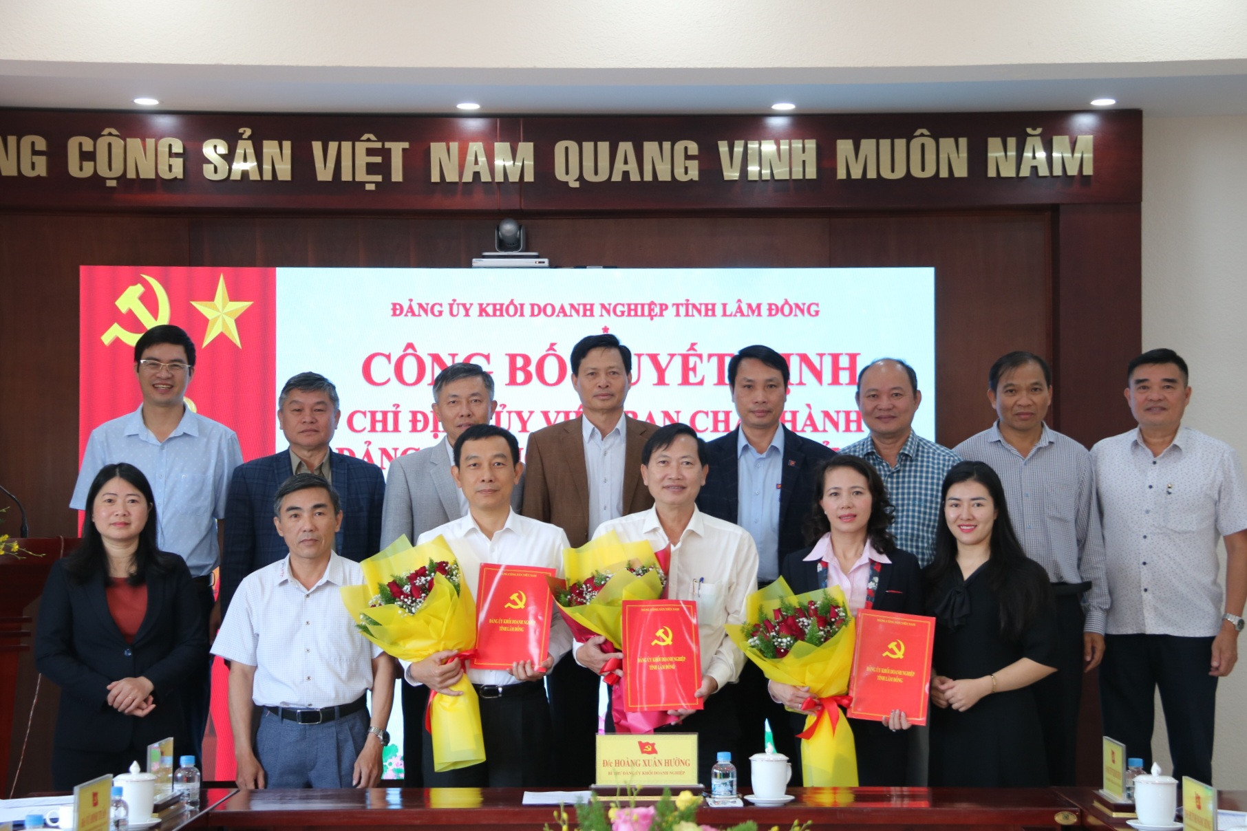 Các đồng chí chụp hình lưu niệm 