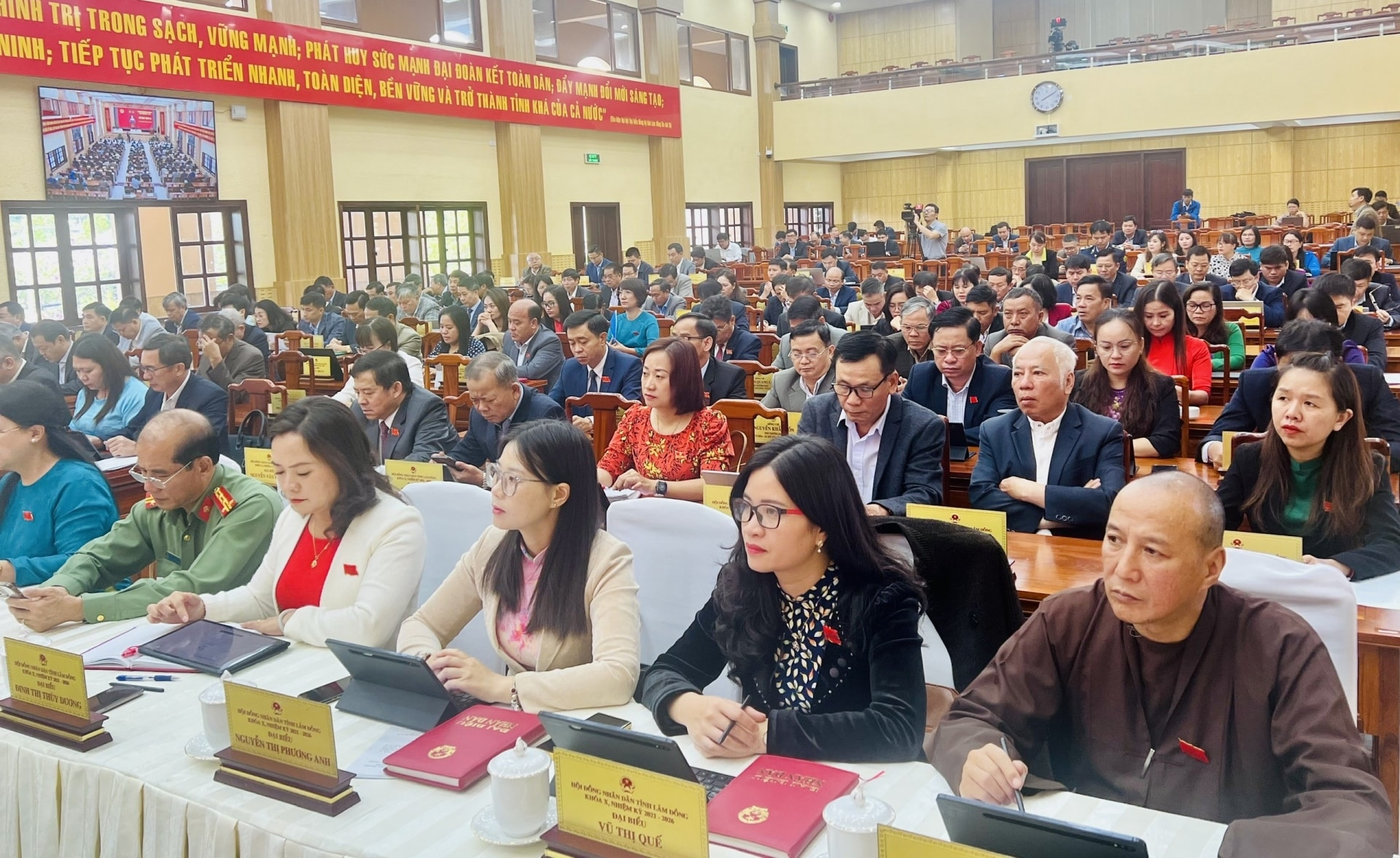Các đại biểu HĐND tỉnh tham dự kỳ họp