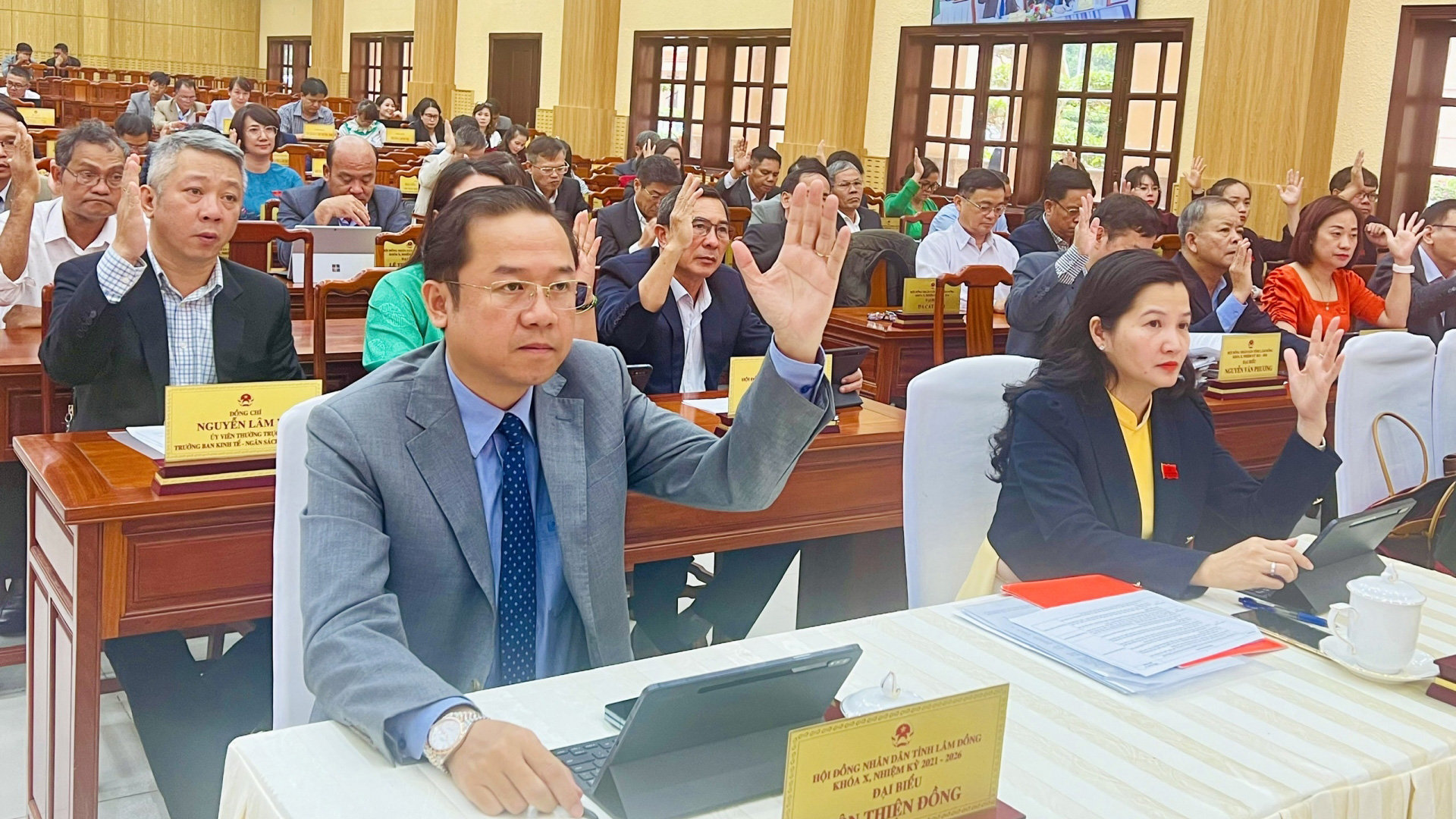 Đại biểu HĐND tỉnh biểu quyết thông qua nghị quyết 