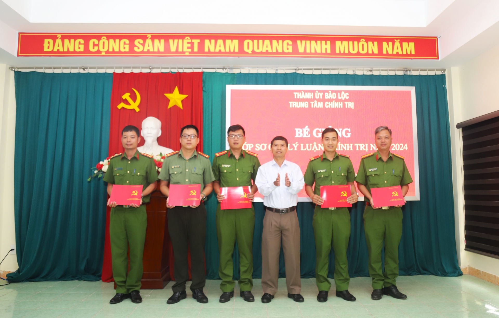 Các học viên nhận bằng tốt nghiệp Sơ cấp lý luận chính trị