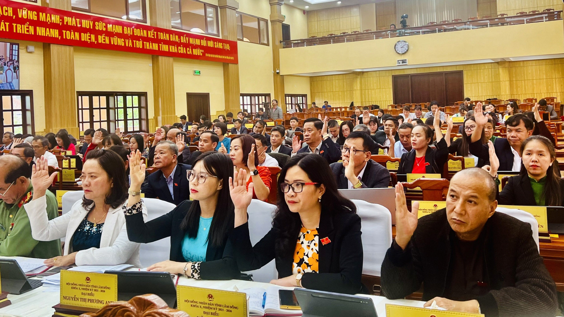 Đại biểu HĐND tỉnh biểu quyết thông qua 28 nghị quyết quan trọng phục vụ phát triển kinh tế - xã hội địa phương