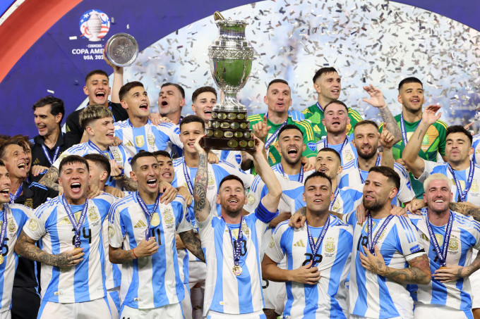 Lionel Messi nâng cup vô địch Copa America 2024 cùng tuyển Argentina sau khi đánh bại Colombia. Ảnh: AFP