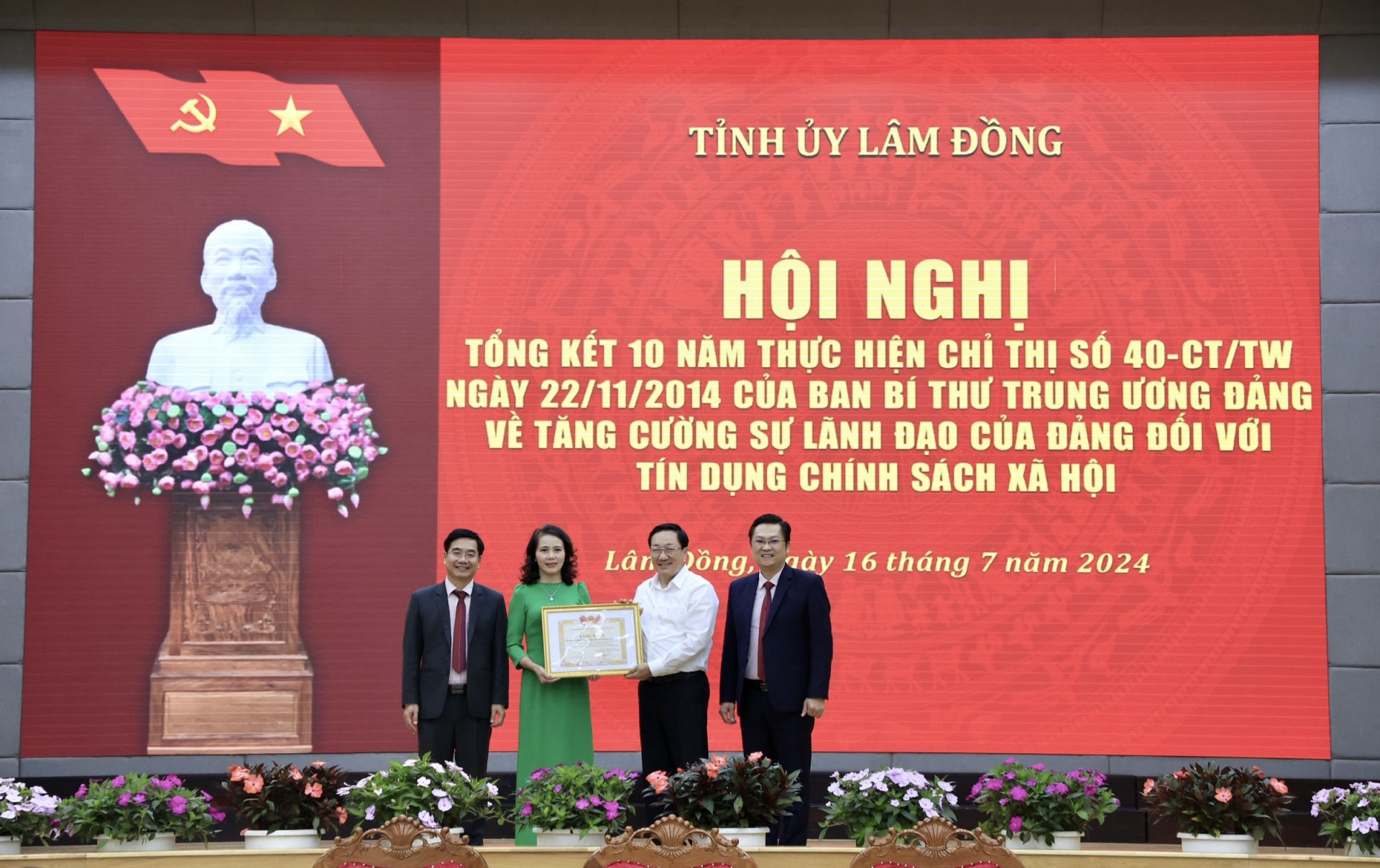 Trao Bằng khen của Trung ương Đoàn cho NHCSXH tỉnh Lâm Đồng