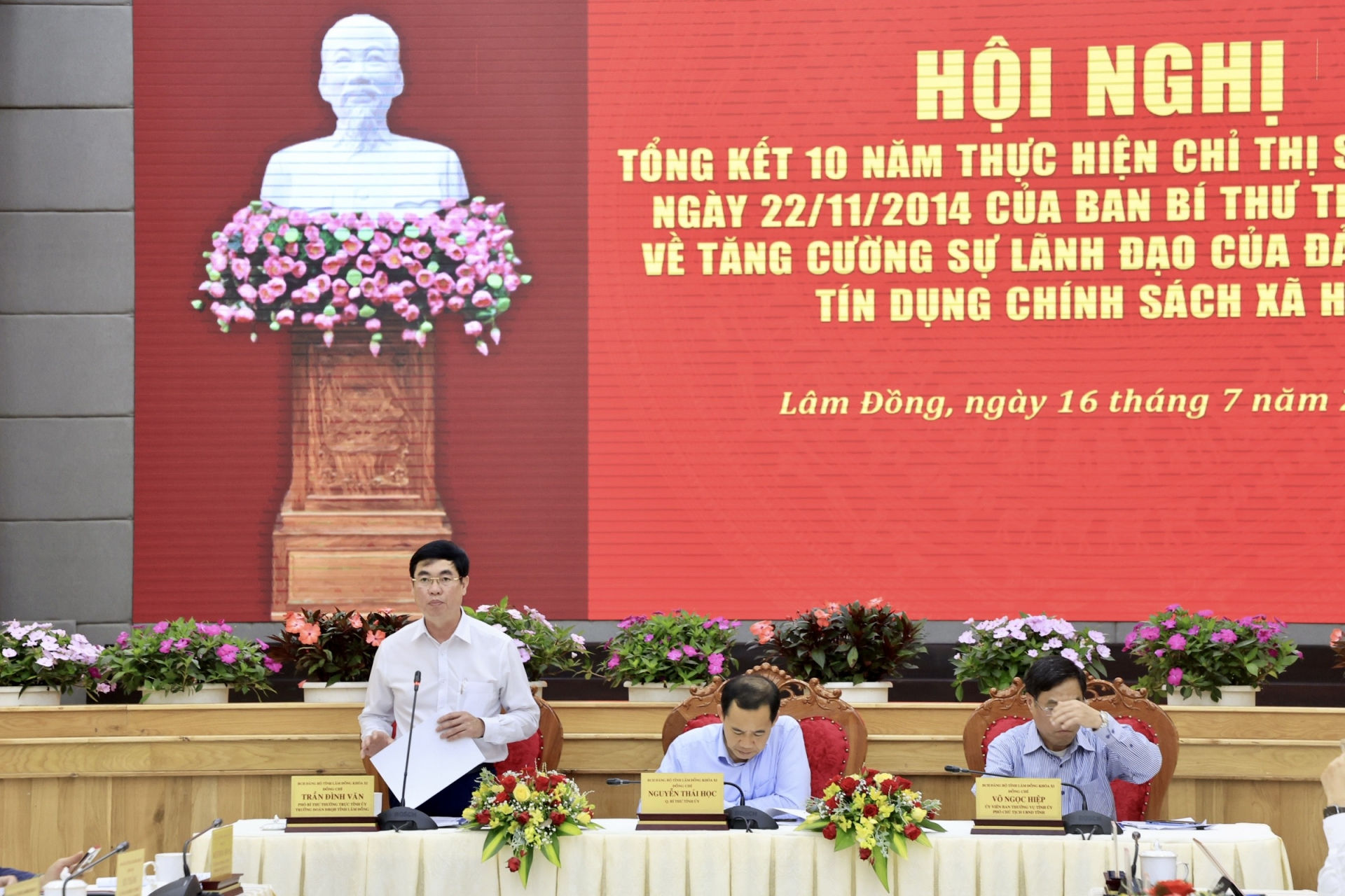 Đồng chí Trần Đình Văn - Phó Bí thư Thường trực Tỉnh ủy, Trưởng Đoàn ĐBQH tỉnh, điều hành hội nghị