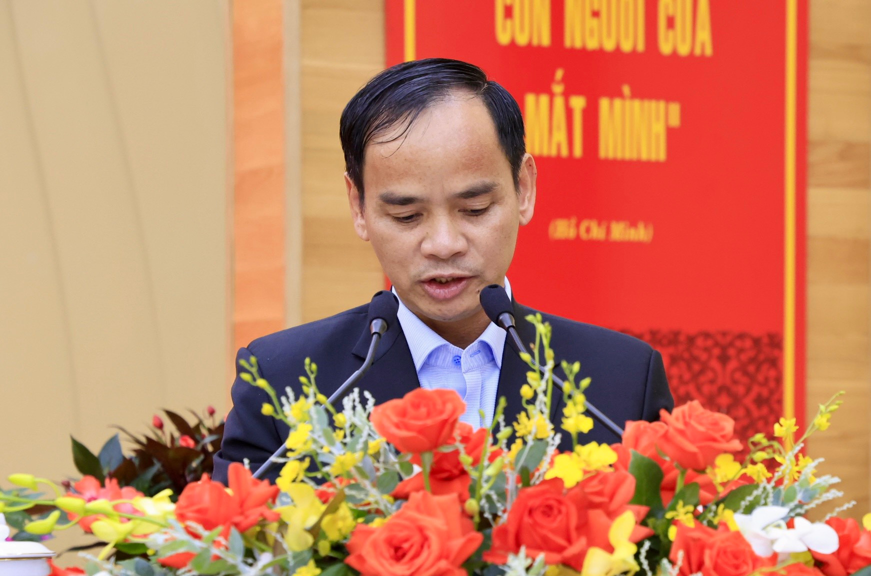 Ông Đa Cát Vinh - Chủ tịch Hội Nông dân tỉnh, tham luận kết quả thực hiện các nội dung nhận ủy thác của NHCSXH theo Chỉ thị số 40-CT/TW ngày 22/11/2014 của Ban Bí thư TW Đảng về “Tăng cường sự lãnh đạo của Đảng đối với tín dụng chính sách xã hội” giai đoạn 2014-2024