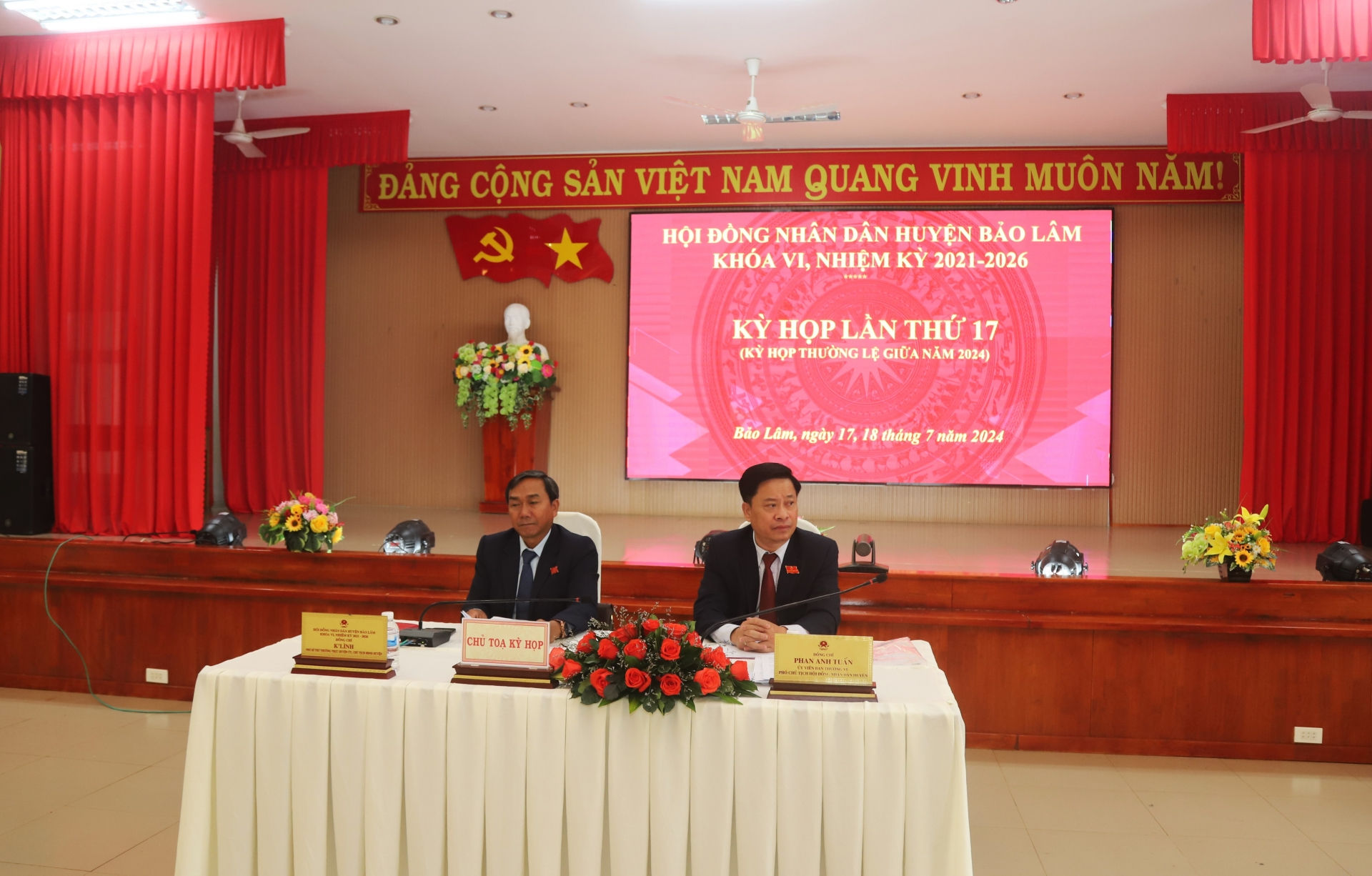 Các đồng chí chủ tọa điều hành Kỳ họp