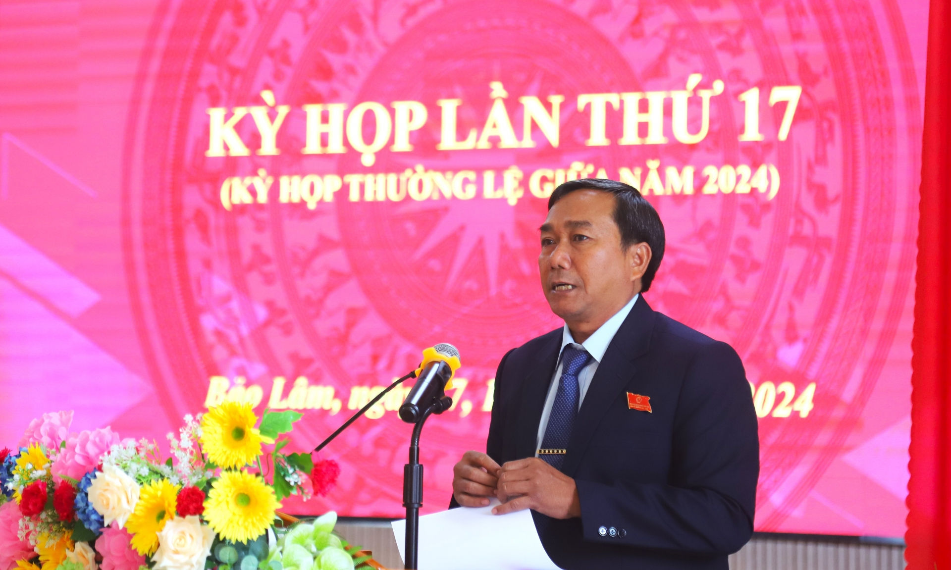 Đồng chí KLình - Phó Bí thư Thường trực Huyện ủy, Chủ tịch HĐND huyện Bảo Lâm phát biểu khai mạc Kỳ họp