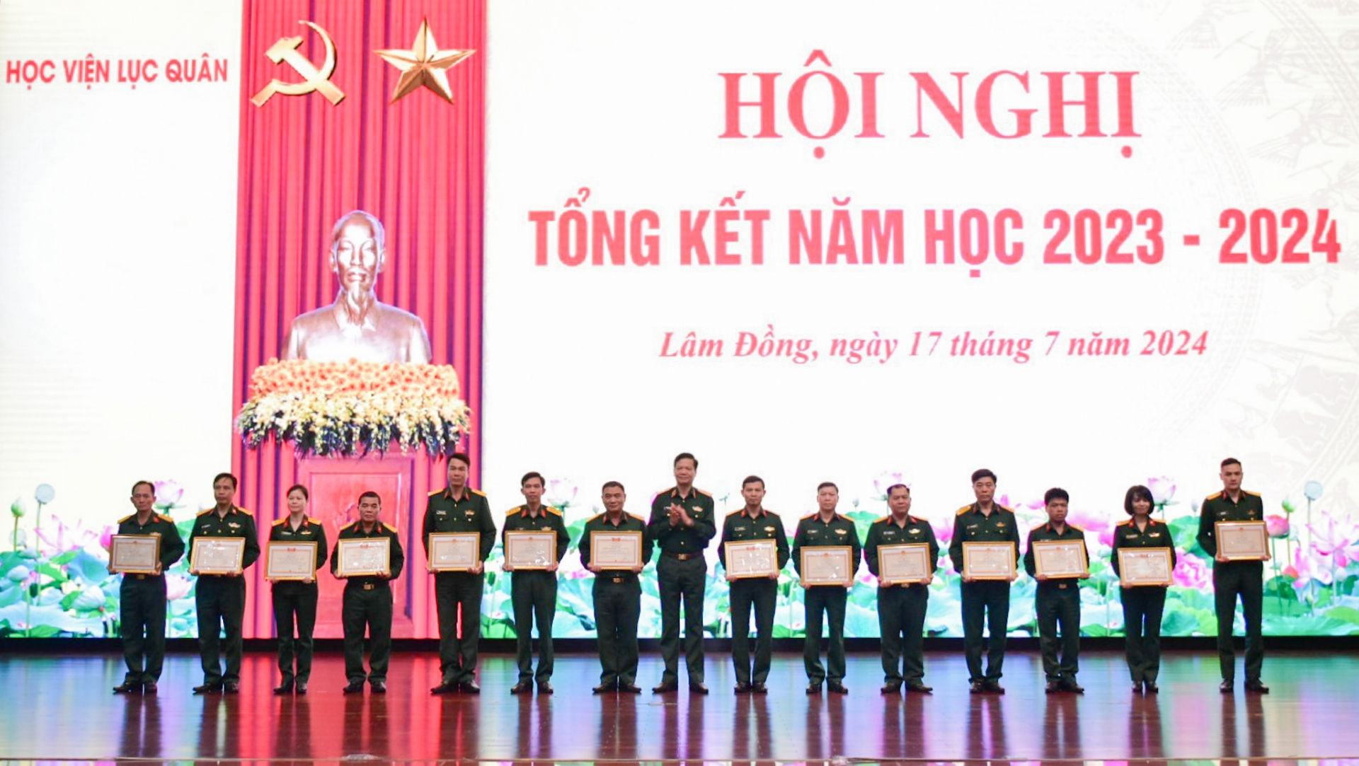 Trao bằng khen của Bộ trưởng Bộ Quốc phòng cho các cá nhân có thành tích 