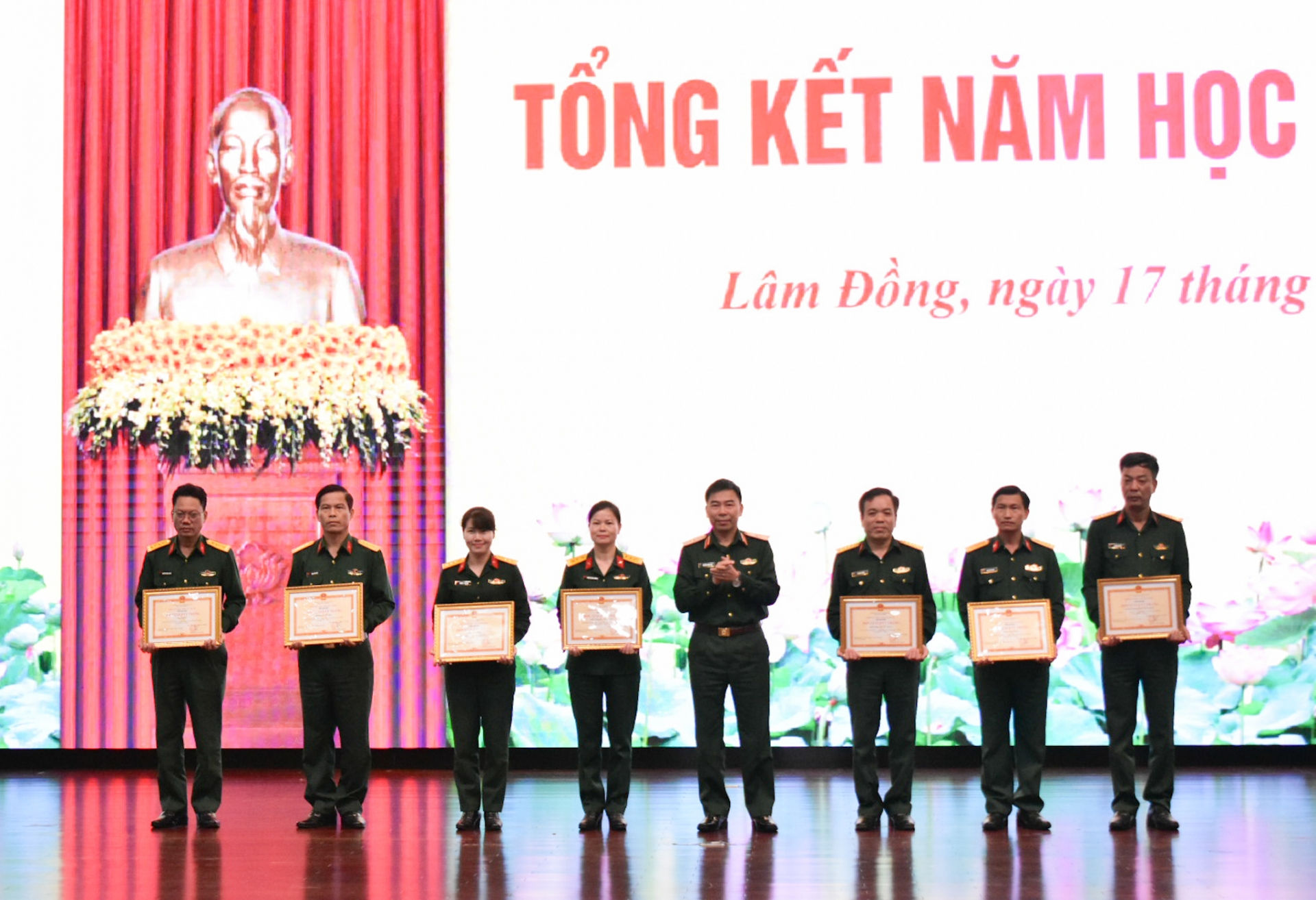  Trao danh hiệu “Chiến sĩ thi đua toàn quân” cho các cá nhân 