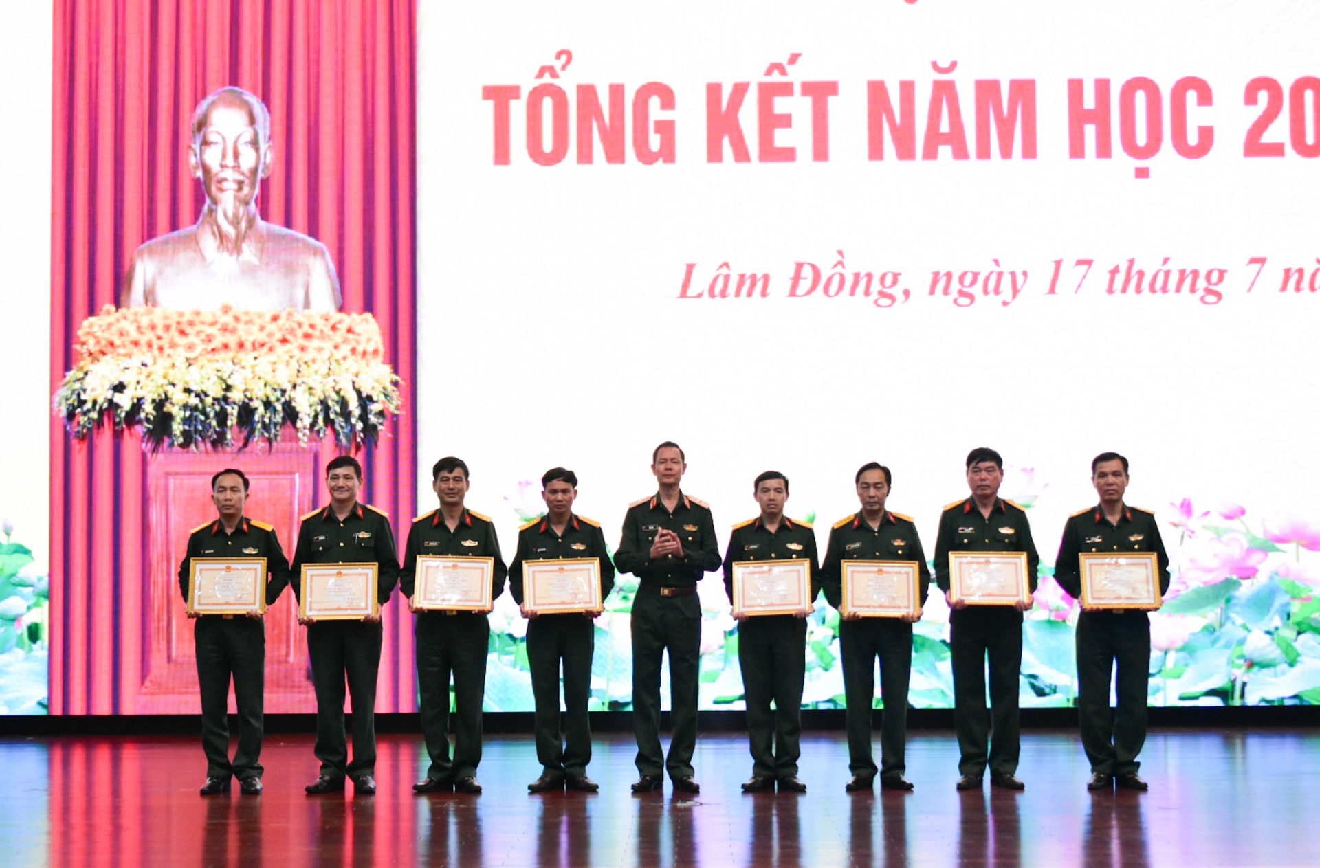 Trao danh hiệu “Đơn vị Quyết thắng” cho các tập thể 