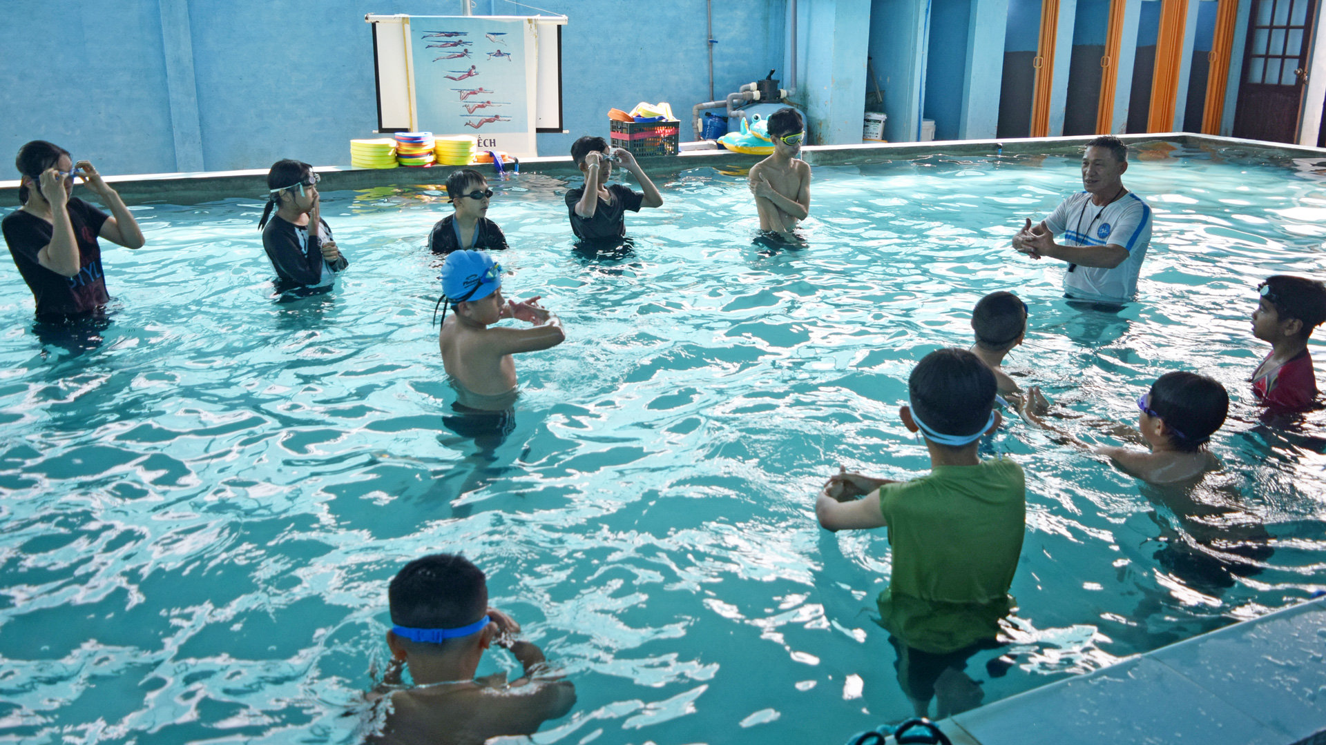 Các em có hoàn cảnh khó khăn trên địa bàn xã Liên Hiệp khi có nhu cầu đều được dạy bơi miễn phí