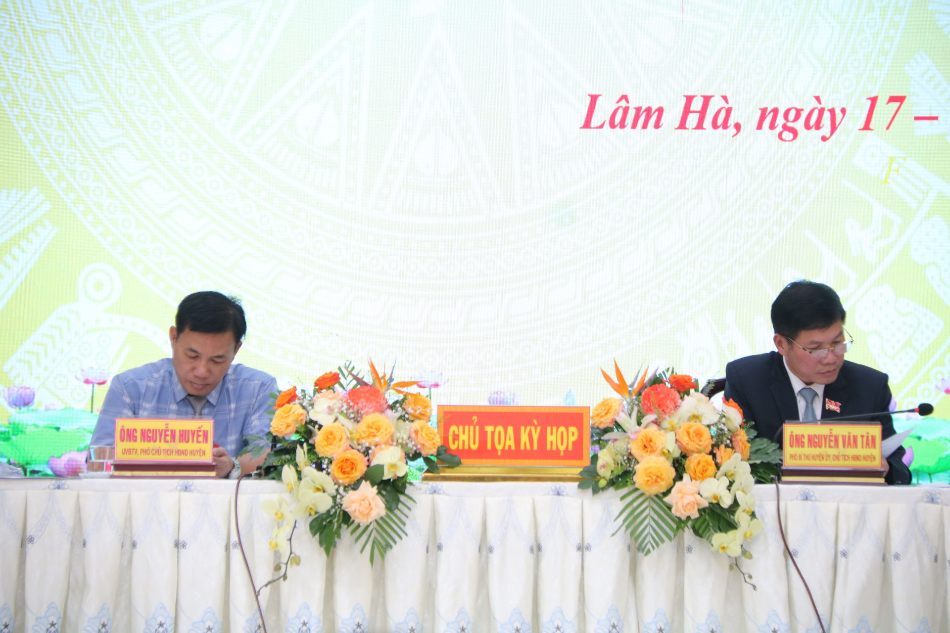 Các đồng chí chủ trì Kỳ họp
