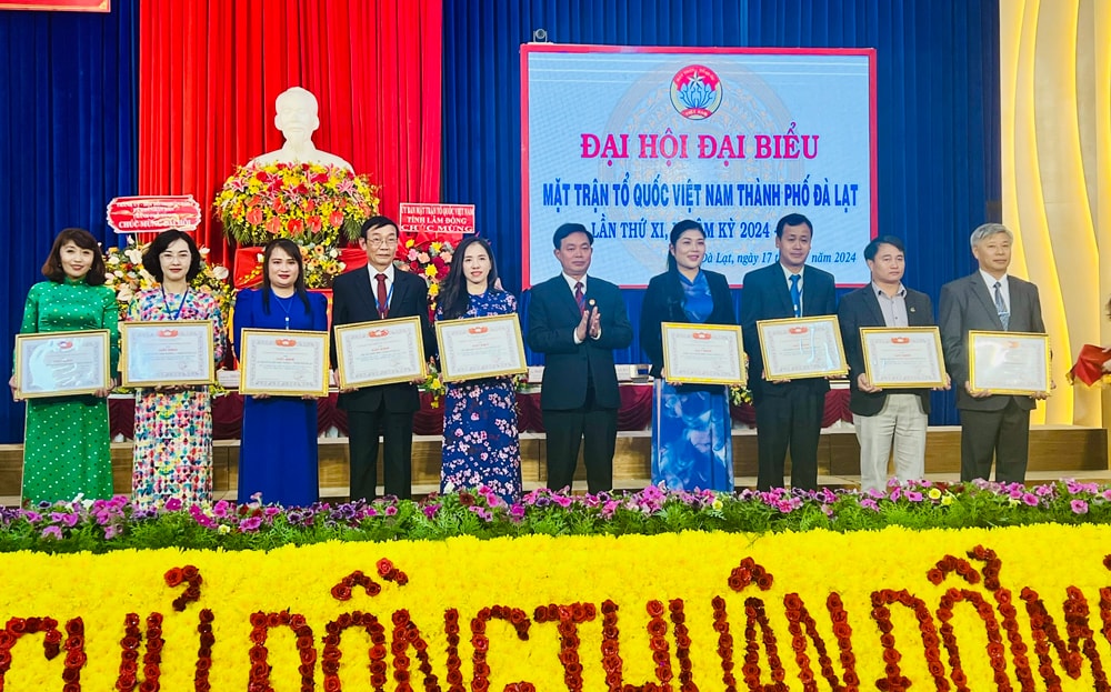 Nhiều tập thể, cá nhân được khen thưởng vì làm tốt công tác phối hợp giữa MTTQ và UBND thành phố, có thành tích xuất sắc đóng góp cho Mặt trận giai đoạn 2019 - 2024