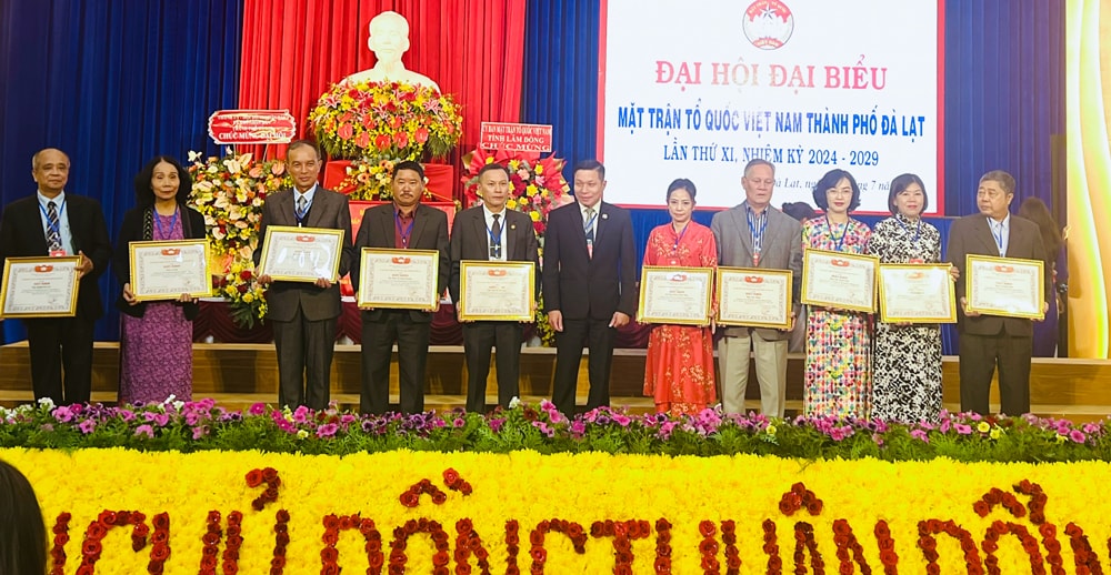 Nhiều tập thể, cá nhân được khen thưởng vì làm tốt công tác phối hợp giữa MTTQ và UBND thành phố, có thành tích xuất sắc đóng góp cho Mặt trận giai đoạn 2019 - 2024