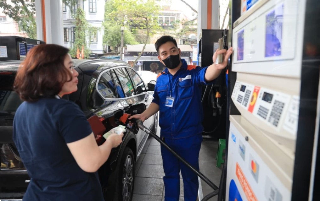 Nhân viên Petrolimex bán xăng cho khách hàng