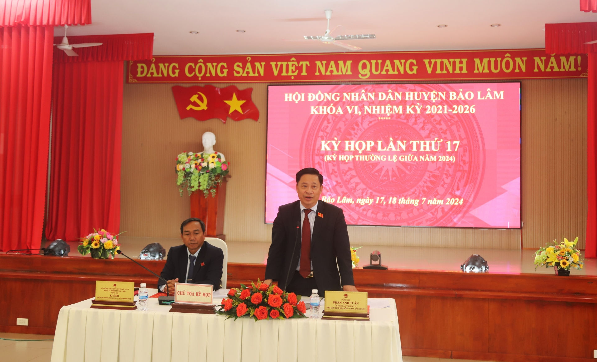 Các đồng chí Chủ tọa điều hành Kỳ họp tại phiên chất vấn, trả lời chất vấn