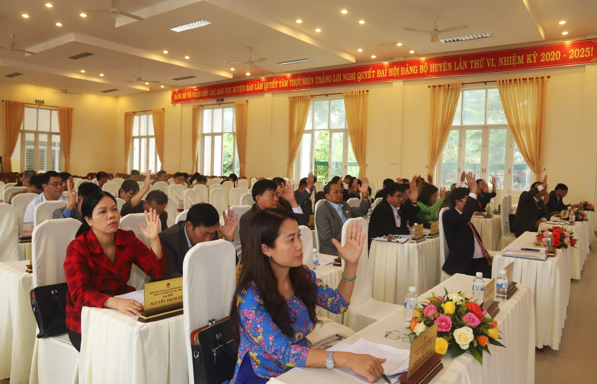 Đại biểu biểu quyết thông qua các dự thảo nghị quyết tại Kỳ họp