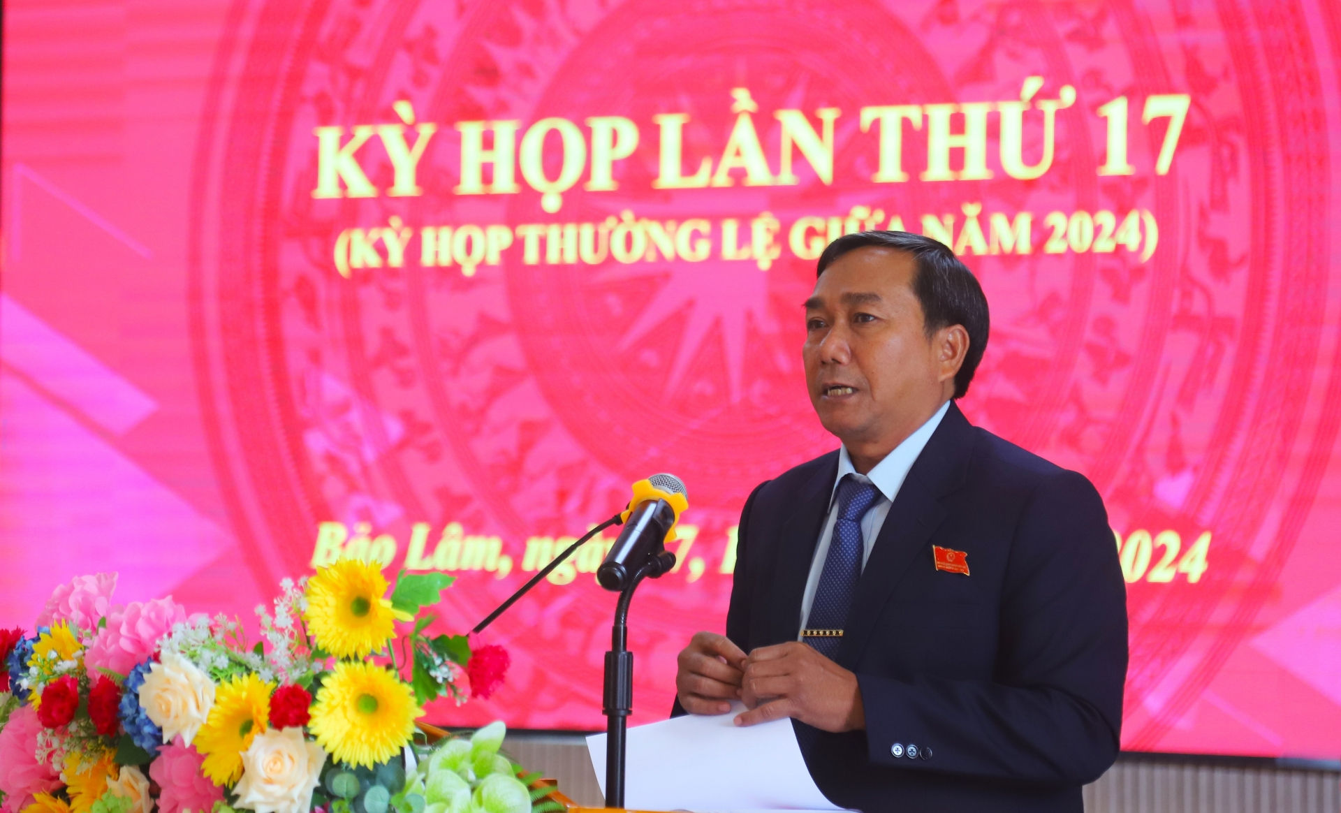 Đồng chí KLình - Phó Bí thư Thường trực Huyện ủy, Chủ tịch HĐND huyện phát biểu bế mạc Kỳ họp