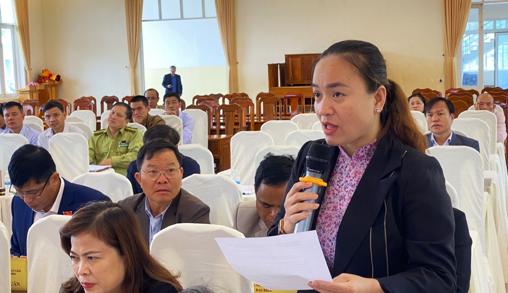 Các đại biểu HĐND huyện Bảo Lâm chất vấn tại Kỳ họp