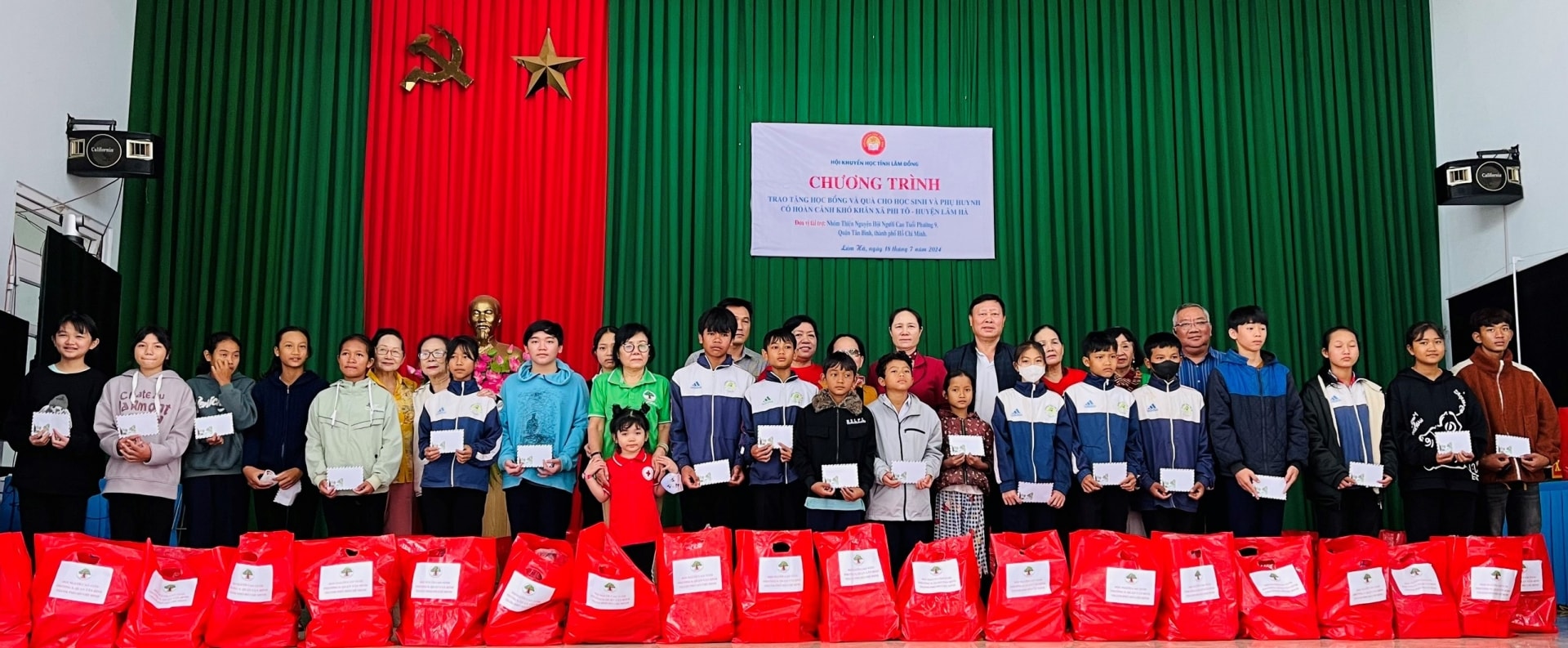 A2: Các suất học bổng sẽ tiếp thêm động lực để các em học sinh yên tâm đến trường.