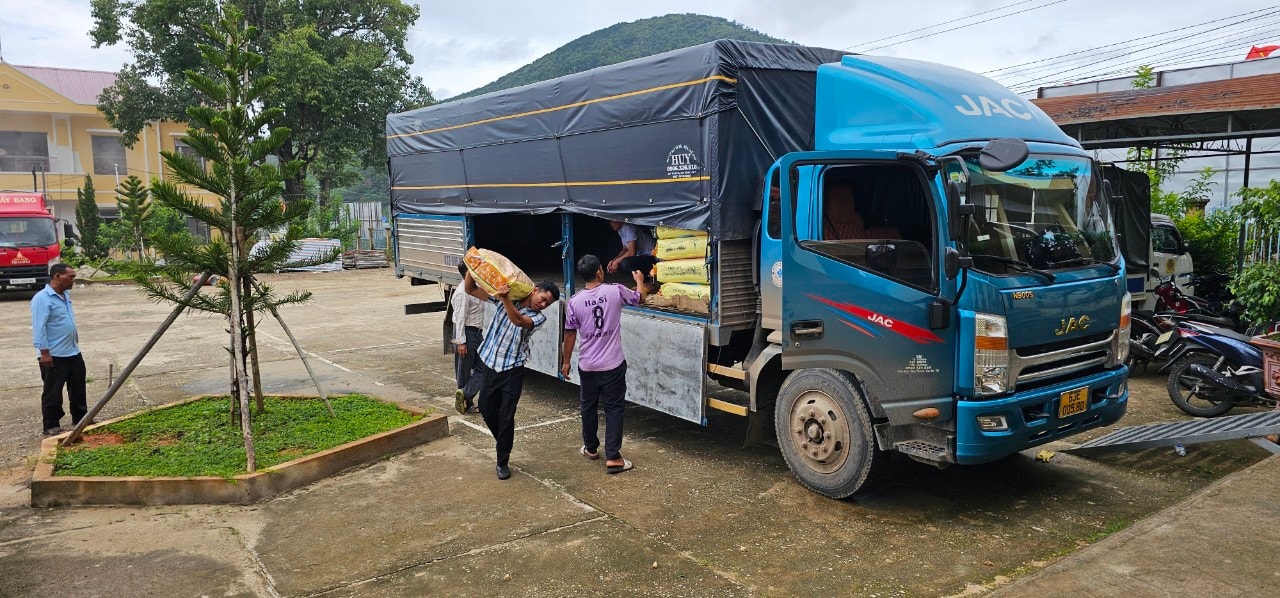 Phòng Nông nghiệp và Phát triển nông thôn huyện Đam Rông bàn giao lúa giống tại xã Đạ Long