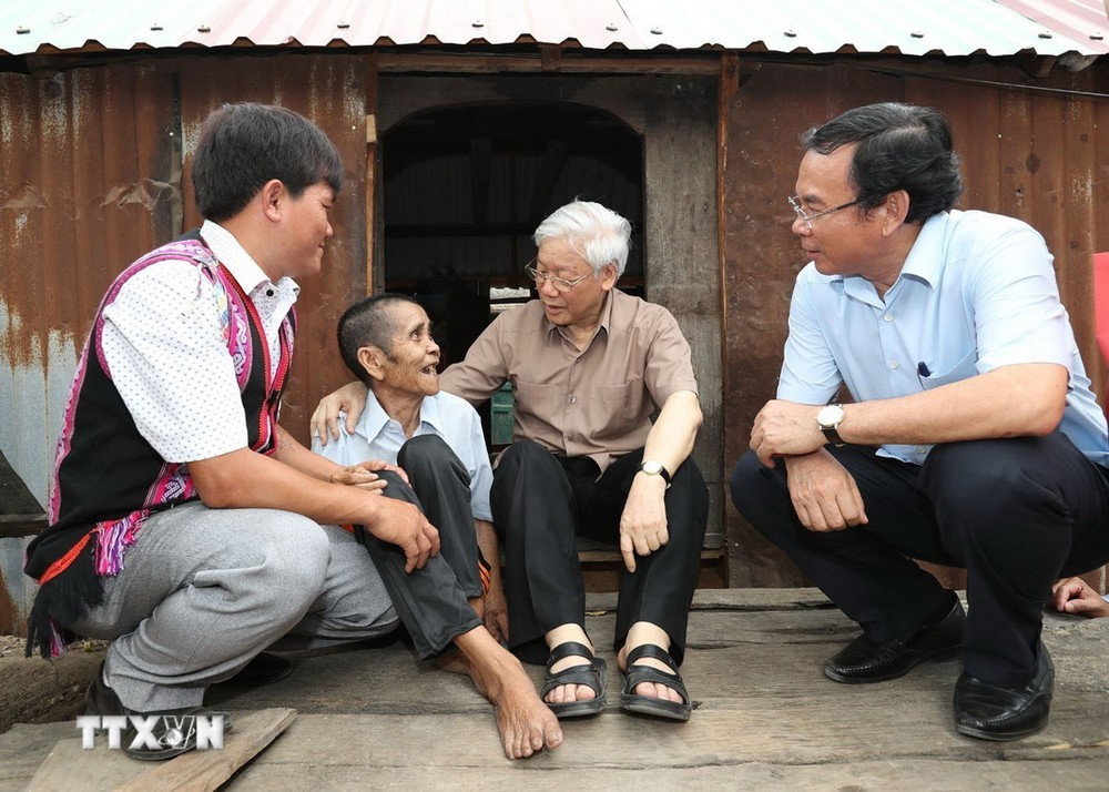 Tổng Bí thư Nguyễn Phú Trọng thăm gia đình thương binh Đinh Phi, hộ gia đình chính sách có hoàn cảnh đặc biệt khó khăn ở làng Tung Ke 2, xã Ayun, huyện Chư Sê, tỉnh Gia Lai, chiều 12/4/2017. (Ảnh: Trí Dũng/TTXVN)