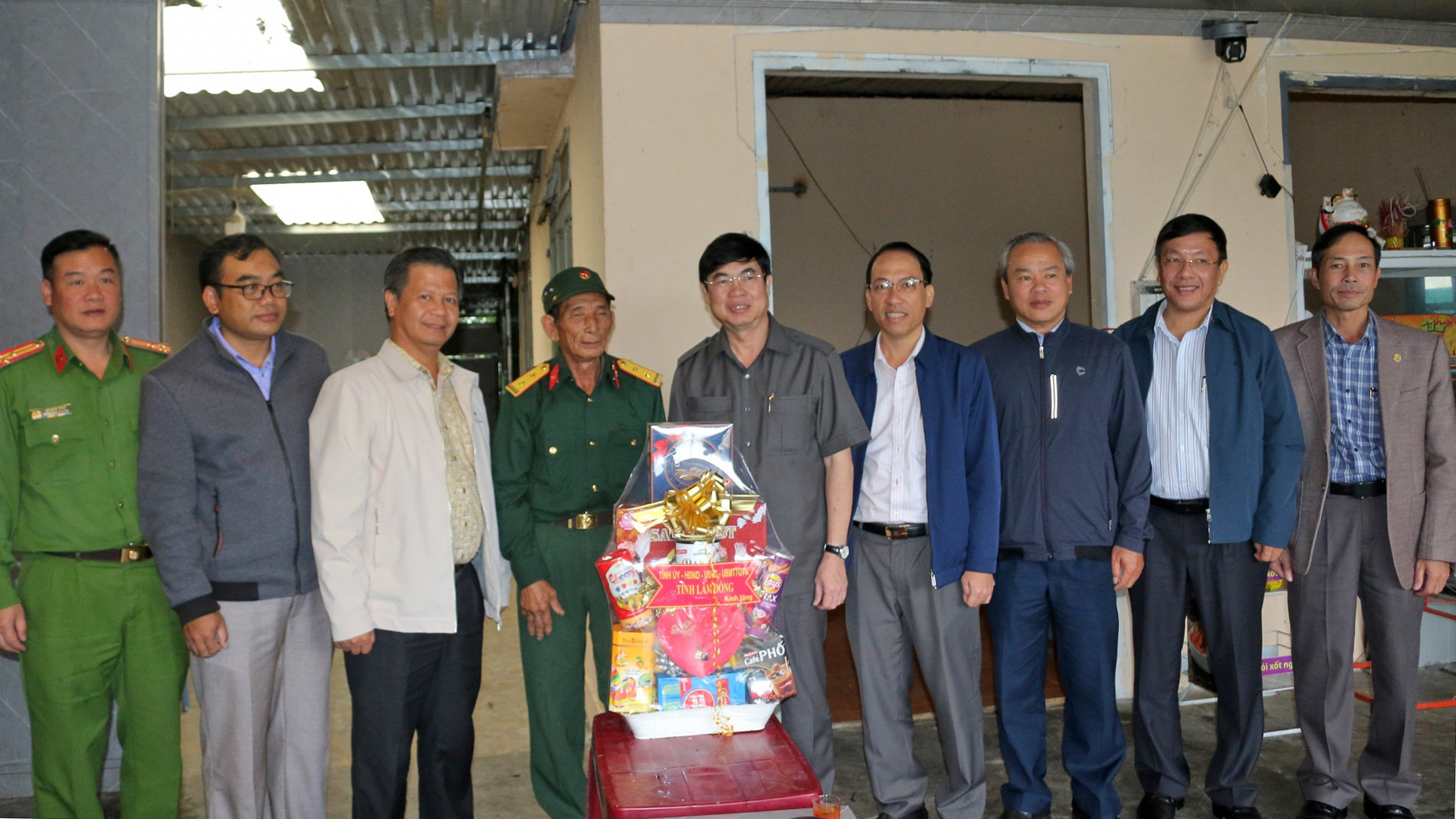 Phó Bí thư Thường trực Tỉnh ủy cùng đoàn công tác tặng quà cho bệnh binh Kơ Să Hà Ba