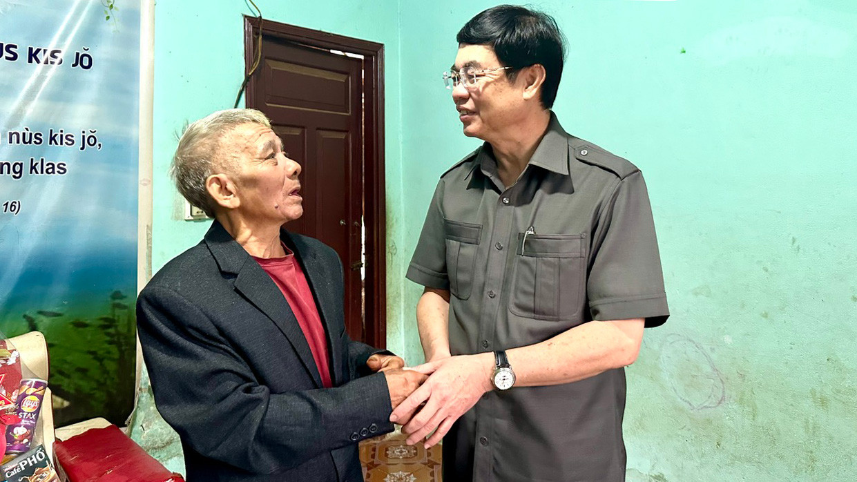 Phó Bí thư Thường trực Tỉnh ủy thăm hỏi tình hình sức khỏe bệnh binh Đa Ruối Ha Brai