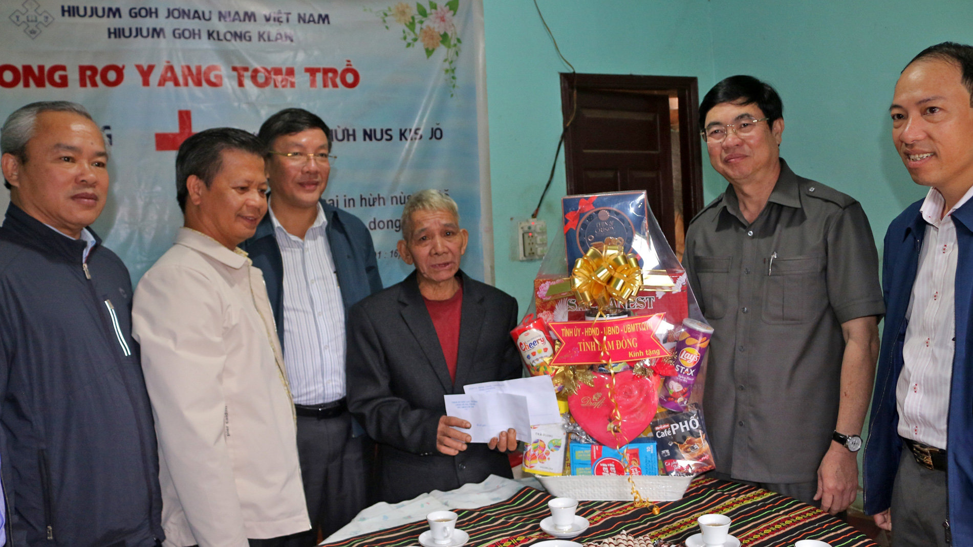 Phó Bí thư Thường trực Tỉnh ủy cùng đoàn công tác tặng quà động viên bệnh binh Đa Ruối Ha Brai