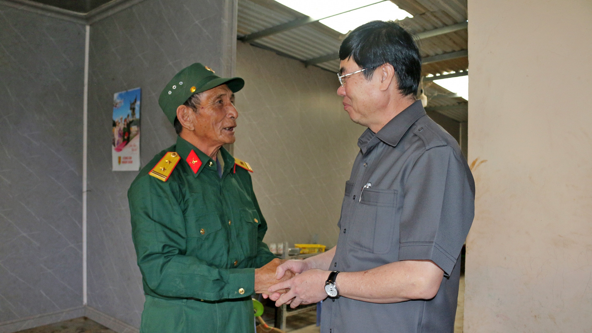 Đồng chí Trần Đình Văn - Phó Bí thư Thường trực Tỉnh ủy, Trưởng đoàn ĐBQH tỉnh thăm hỏi tình hình sức khỏe, đời sống bệnh binh Kơ Să Hà Ba