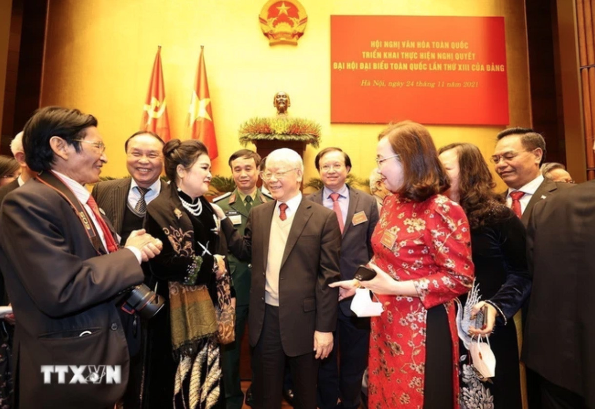 Tổng Bí thư Nguyễn Phú Trọng với đại biểu dự Hội nghị Văn hóa Toàn quốc triển khai thực hiện Nghị quyết Đại hội Đại biểu toàn quốc lần thứ XIII của Đảng (Hà Nội, 24/11/2021)