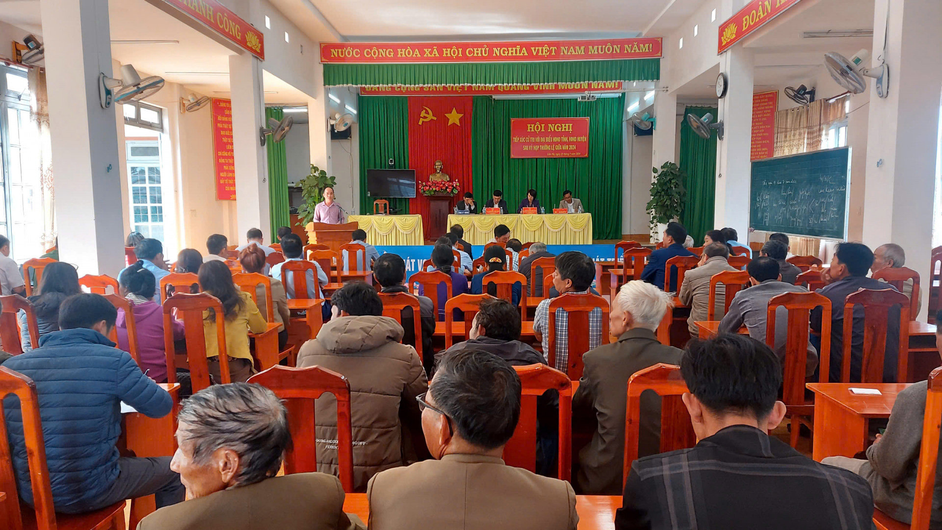 Quang cảnh buổi tiếp xúc tại xã Liên Hà
