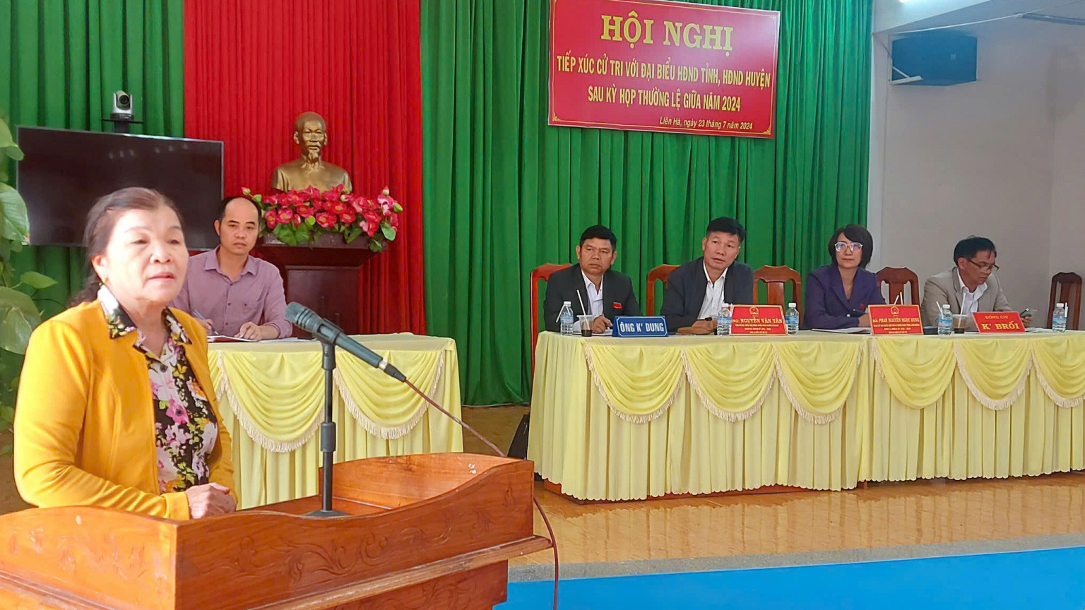 Cử tri xã Liên Hà ý kiến tại buổi tiếp xúc