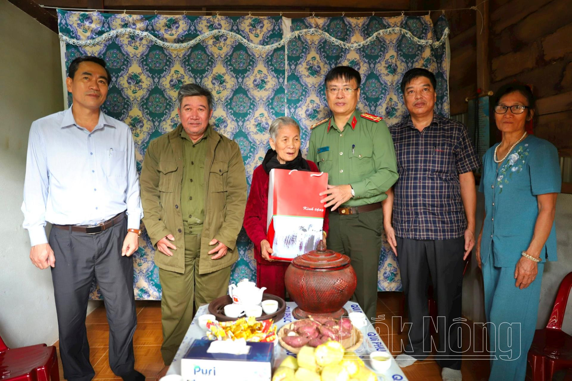 Đại tá Nguyễn Thanh Liêm, Giám đốc Công an tỉnh thăm, tặng quà gia đình bà Lê Thị An, mẹ liệt sĩ Bùi Ngọc Thuật ở xã Đắk N’Drung