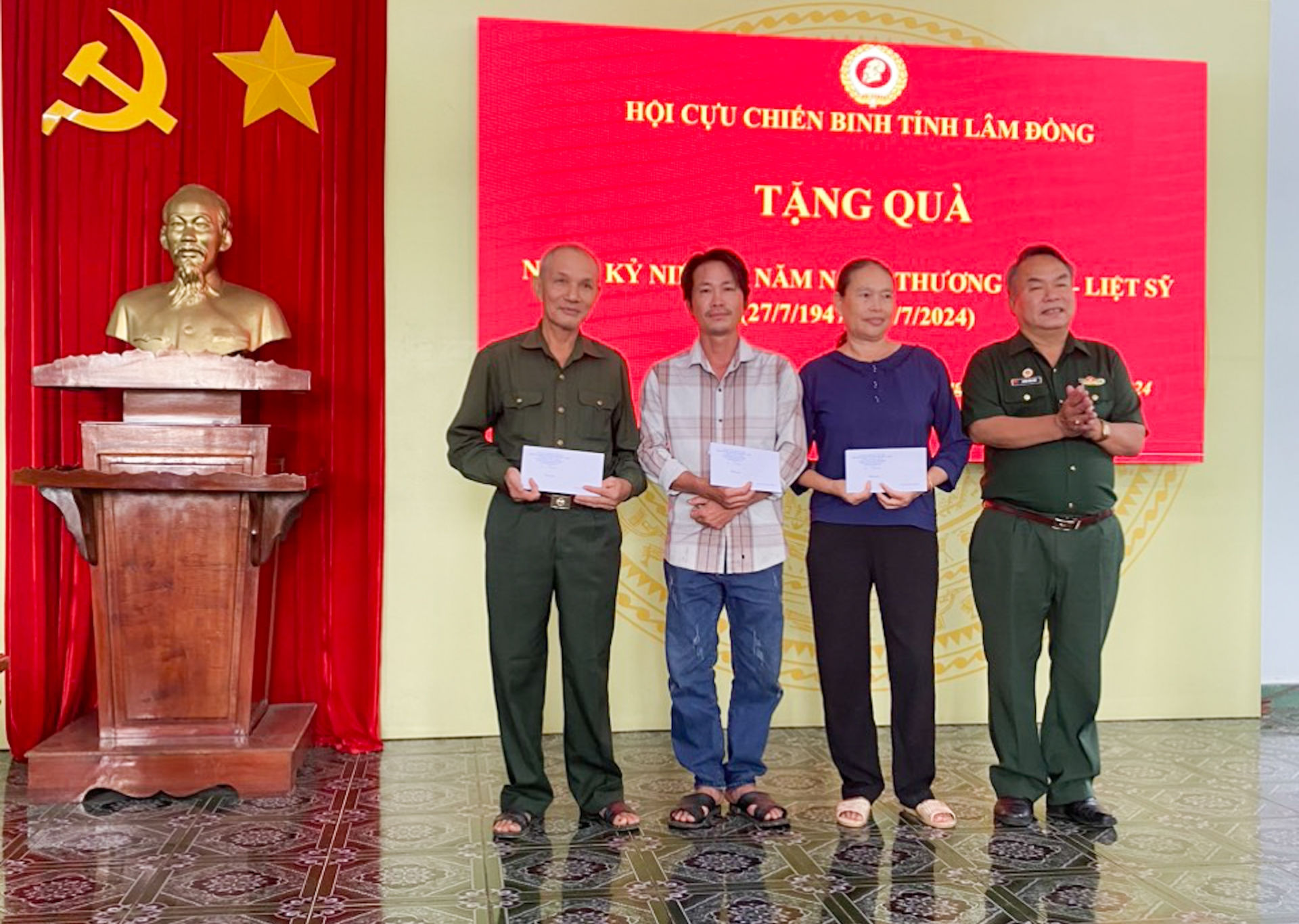 Đại tá Dương Công Hiệp - Phó Chủ tịch Hội CCB tỉnh thăm hỏi, tặng quà thương binh