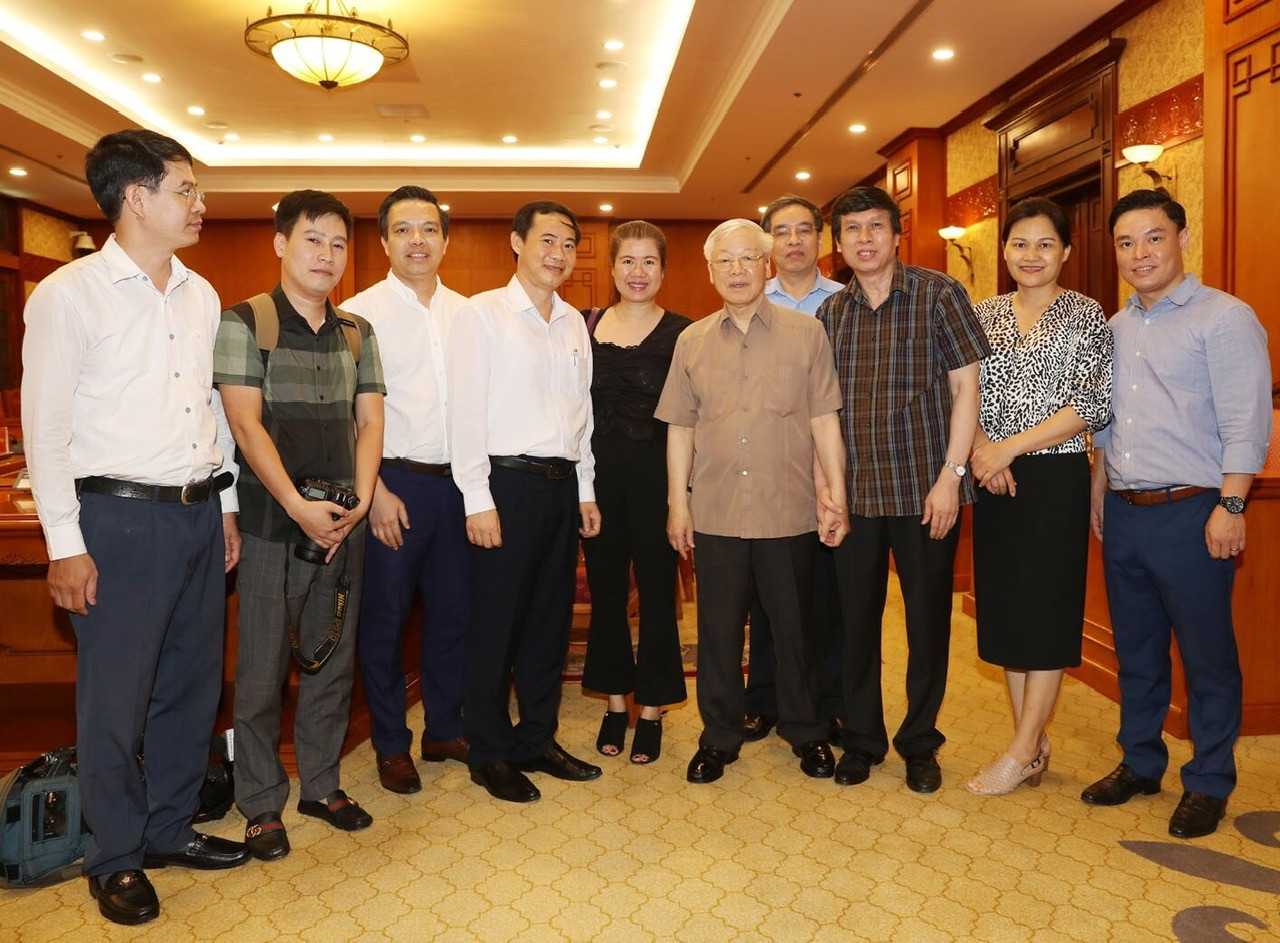 Tổng Bí thư Nguyễn Phú Trọng chụp hình lưu niệm với đồng chí Nguyễn Thái Học và các nhà báo trong giờ giải lao của phiên họp Ban Chỉ đạo Trung ương Phòng, chống tham nhũng, tiêu cực tháng 6/2020
