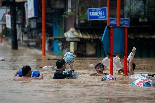 Bão Gaemi gây mưa khủng khiếp, Manila nước ngập tới ngực- Ảnh 3.