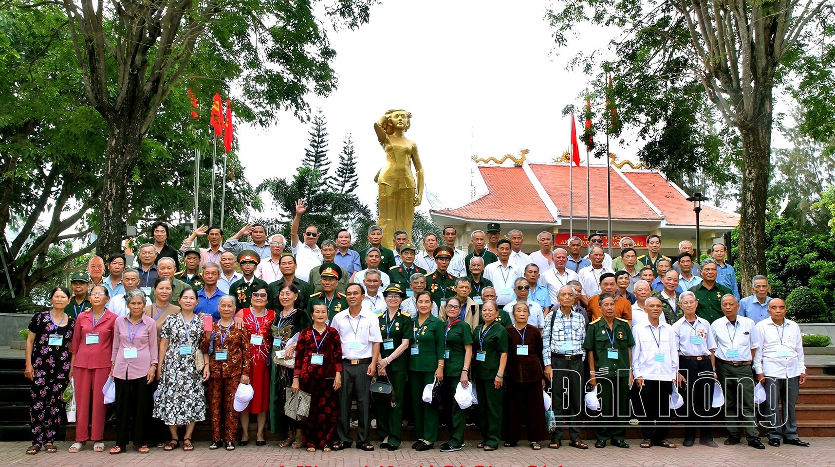 Đoàn Người có công tỉnh Đắk Nông chụp hình lưu niệm tại Nhà Tưởng niệm và Tượng đài Võ Thị Sáu trong chuyến điều dưỡng tại Trung tâm điều dưỡng người có công Bà Rịa - Vũng Tàu vào đầu năm 2024