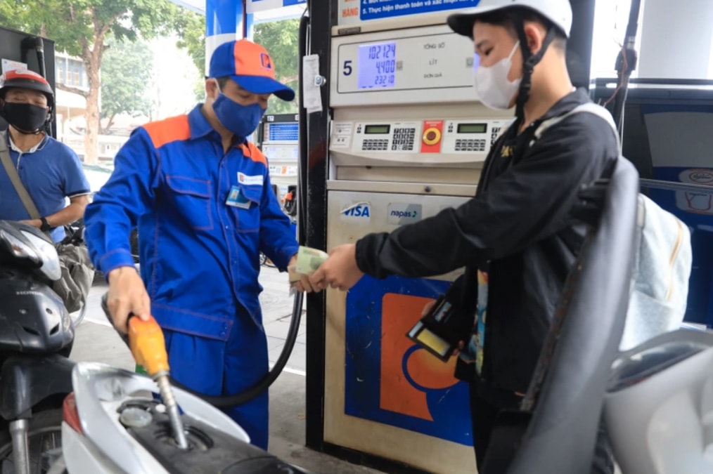 Người dân mua xăng tại cửa hàng trực thuộc Petrolimex